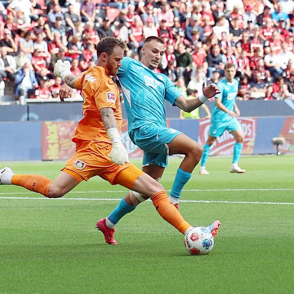Mark Flekken von Bayer 04 Leverkusen gegen Tim Lemperle von der TSG 1899 Hoffenheim.