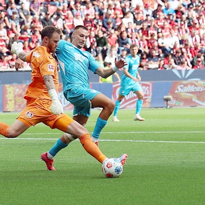 Mark Flekken von Bayer 04 Leverkusen gegen Tim Lemperle von der TSG 1899 Hoffenheim.