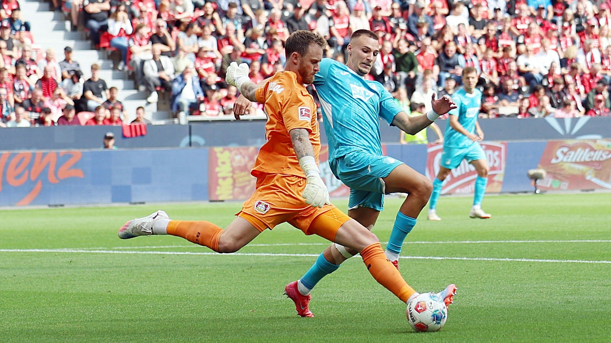 Mark Flekken von Bayer 04 Leverkusen gegen Tim Lemperle von der TSG 1899 Hoffenheim.