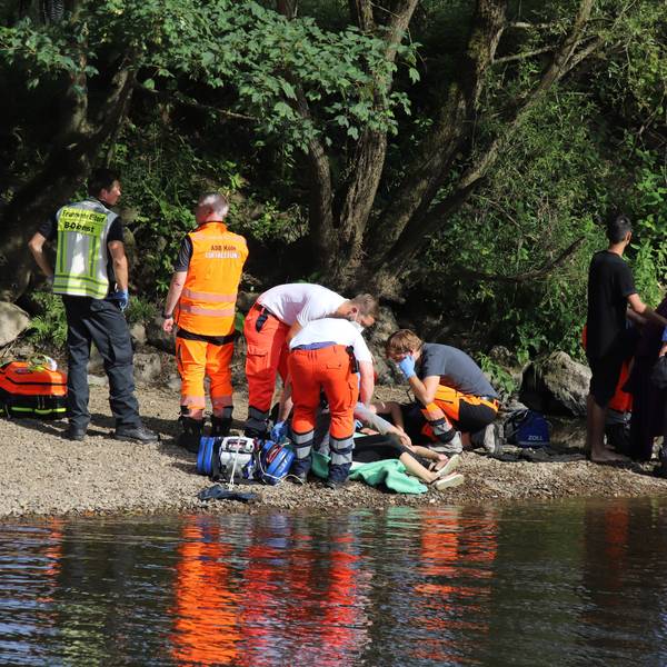 Retter im Einsatz nach einem Badeunfall in der Sieg in Eitorf