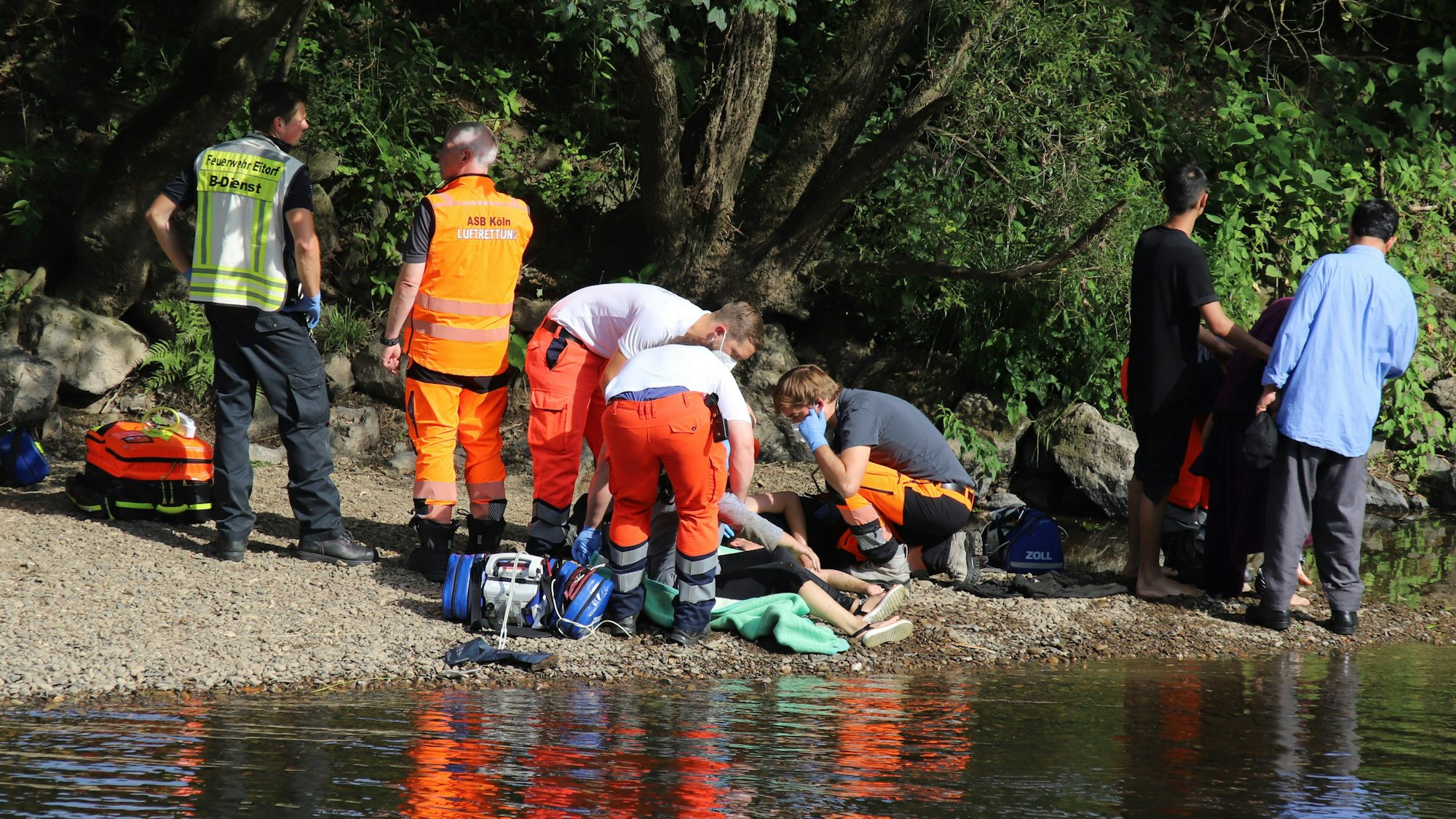 Retter im Einsatz nach einem Badeunfall in der Sieg in Eitorf