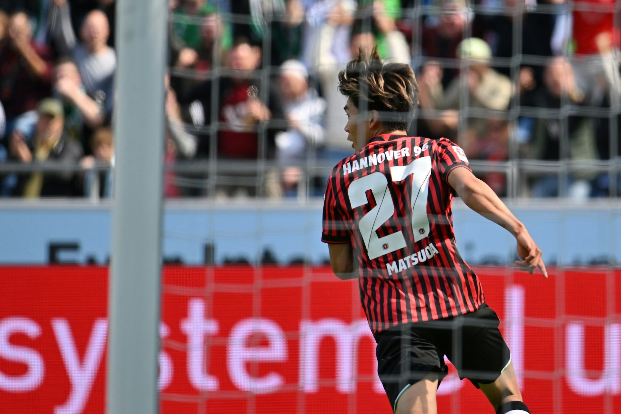 Hayate Matsuda von Hannover 96 feiert sein Tor zum 1:0 gegen Magdeburg.