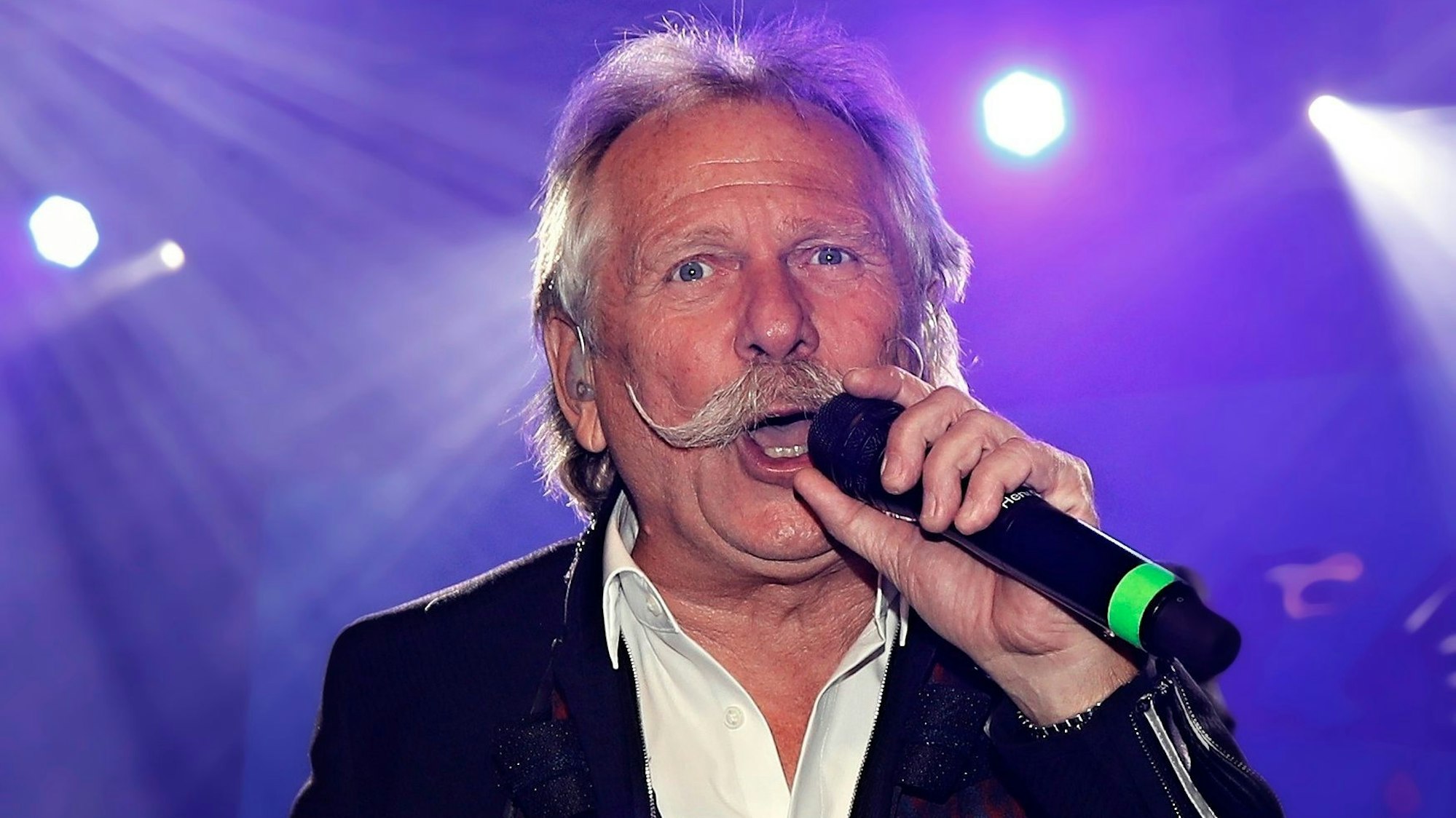 Henning Krautmacher beim Auftritt auf der Bühne.