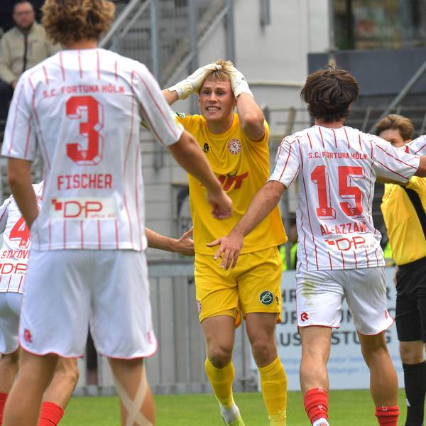 Fortuna-Keeper Lennart Winkler protestiert gegen die Elfmeter-Entscheidung.