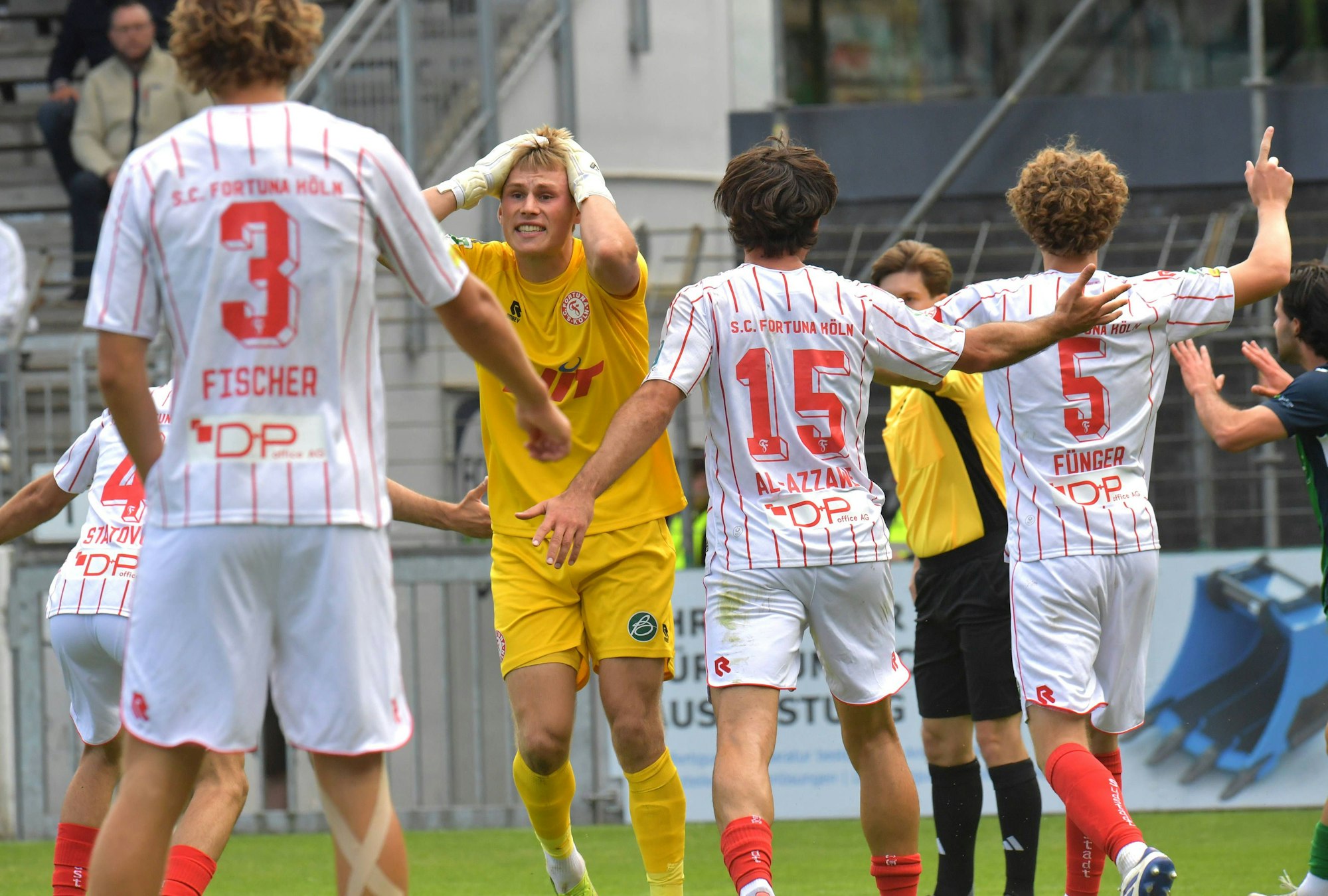 Fortuna-Keeper Lennart Winkler protestiert gegen die Elfmeter-Entscheidung.