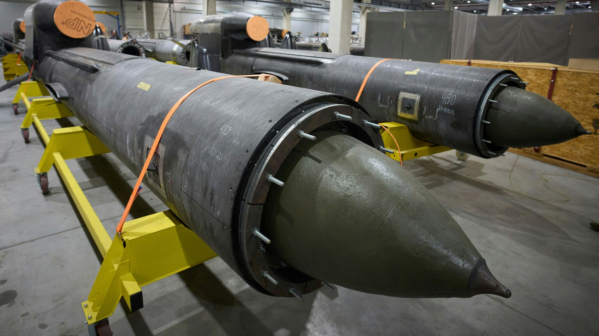 Teile von Flamingo-Raketen sind in der geheimen Fabrik von Fire Point zu sehen. +++ dpa-Bildfunk +++