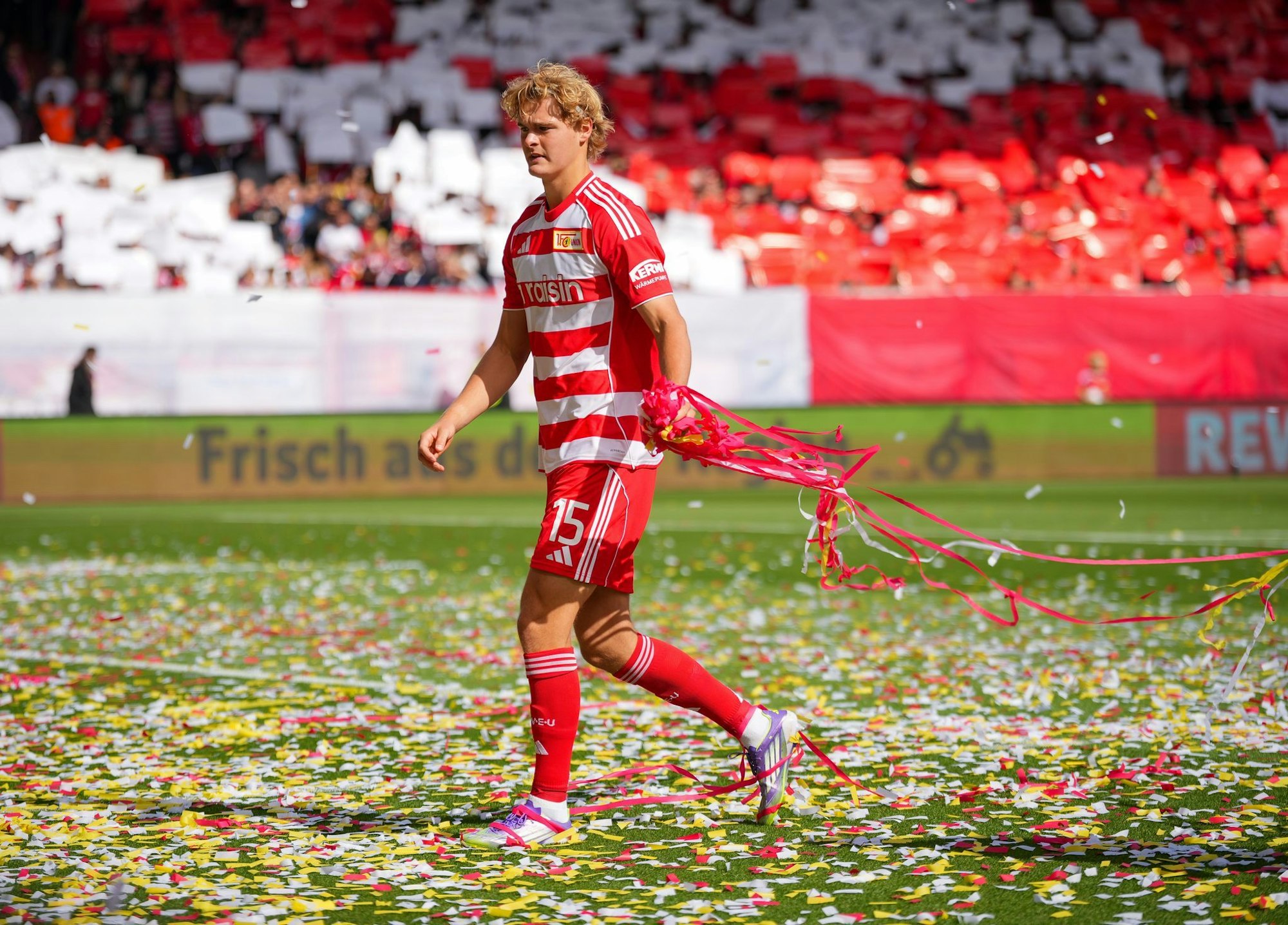 Ein Konfettiregen ging kurz nach dem Anpfiff im Stadion an der Alten Försterei nieder.