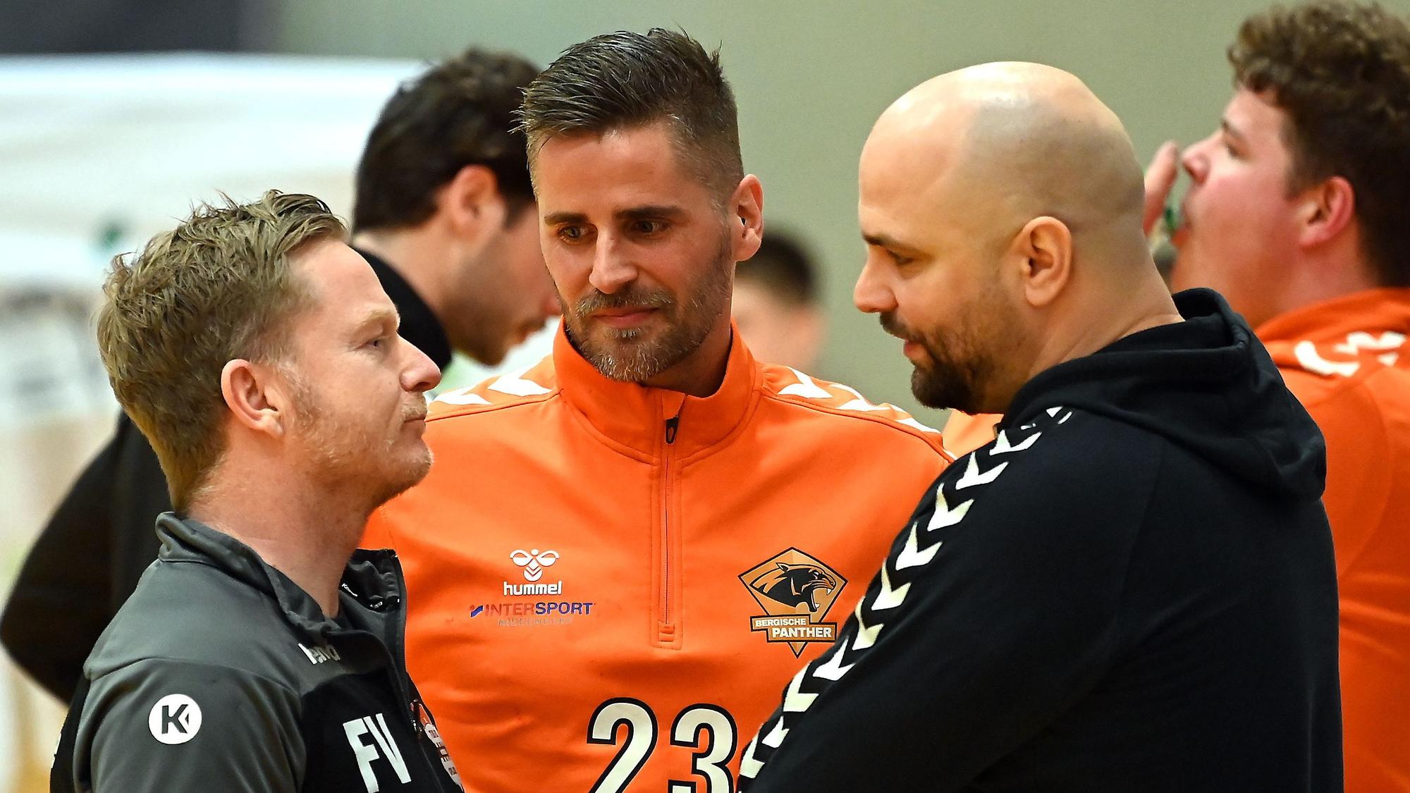 21.03.2025, Handball-Tus Opladen-Bergische Panther
links: TR: Fabrice Voigt (Opladen)
mitte: TR: Alexander Oelze (Panther)
rechts: TR: Jens-Peter Reinarz (Panther)
Foto: Uli Herhaus