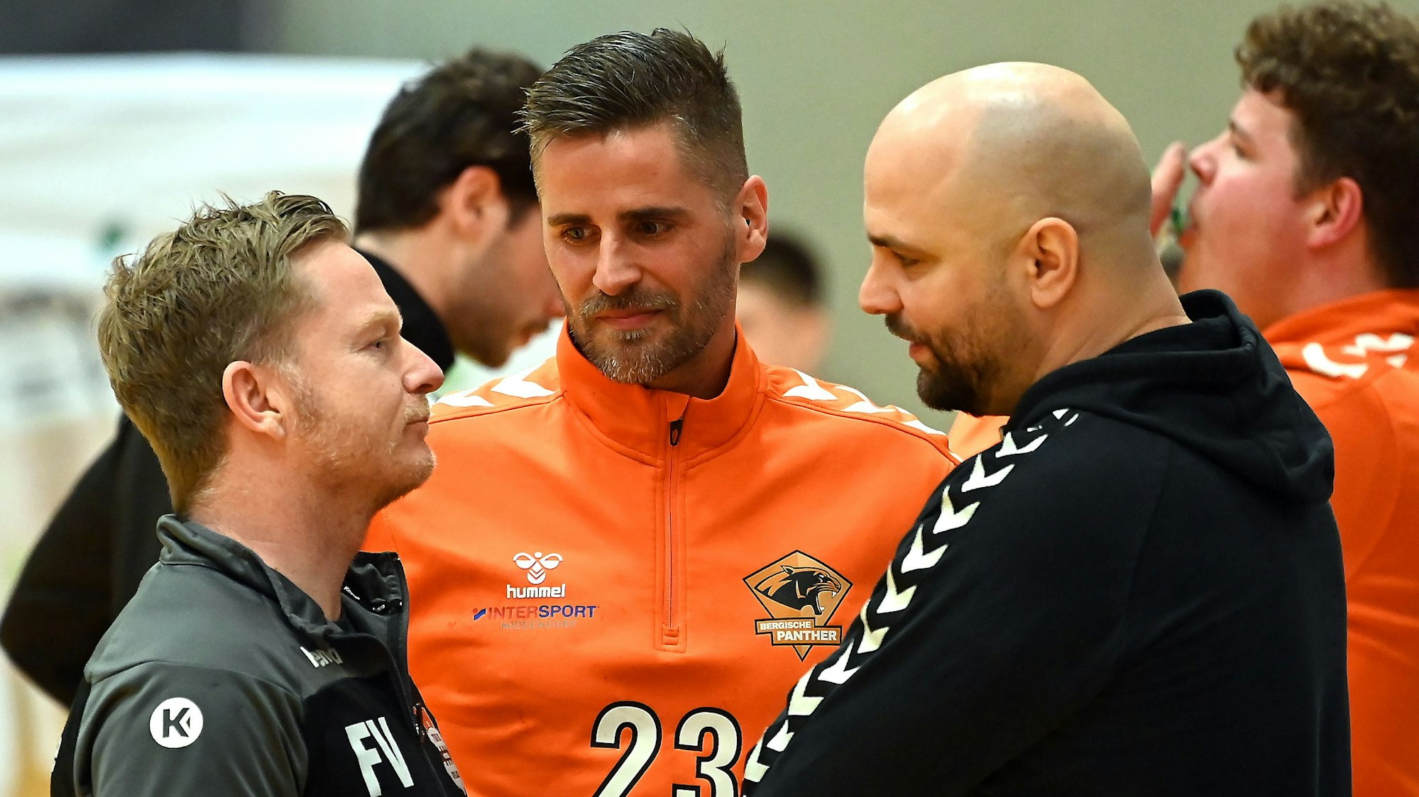 21.03.2025, Handball-Tus Opladen-Bergische Panther
links: TR: Fabrice Voigt (Opladen)
mitte: TR: Alexander Oelze (Panther)
rechts: TR: Jens-Peter Reinarz (Panther)
Foto: Uli Herhaus