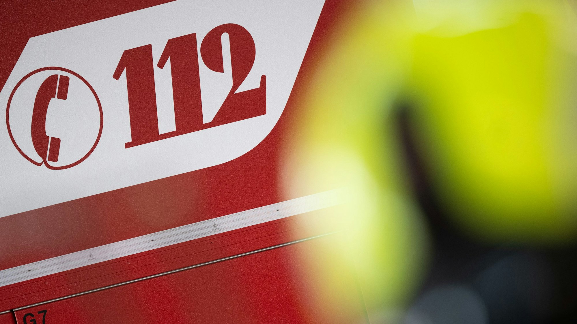 «112» steht auf einem Einsatzwagen der Feuerwehr.