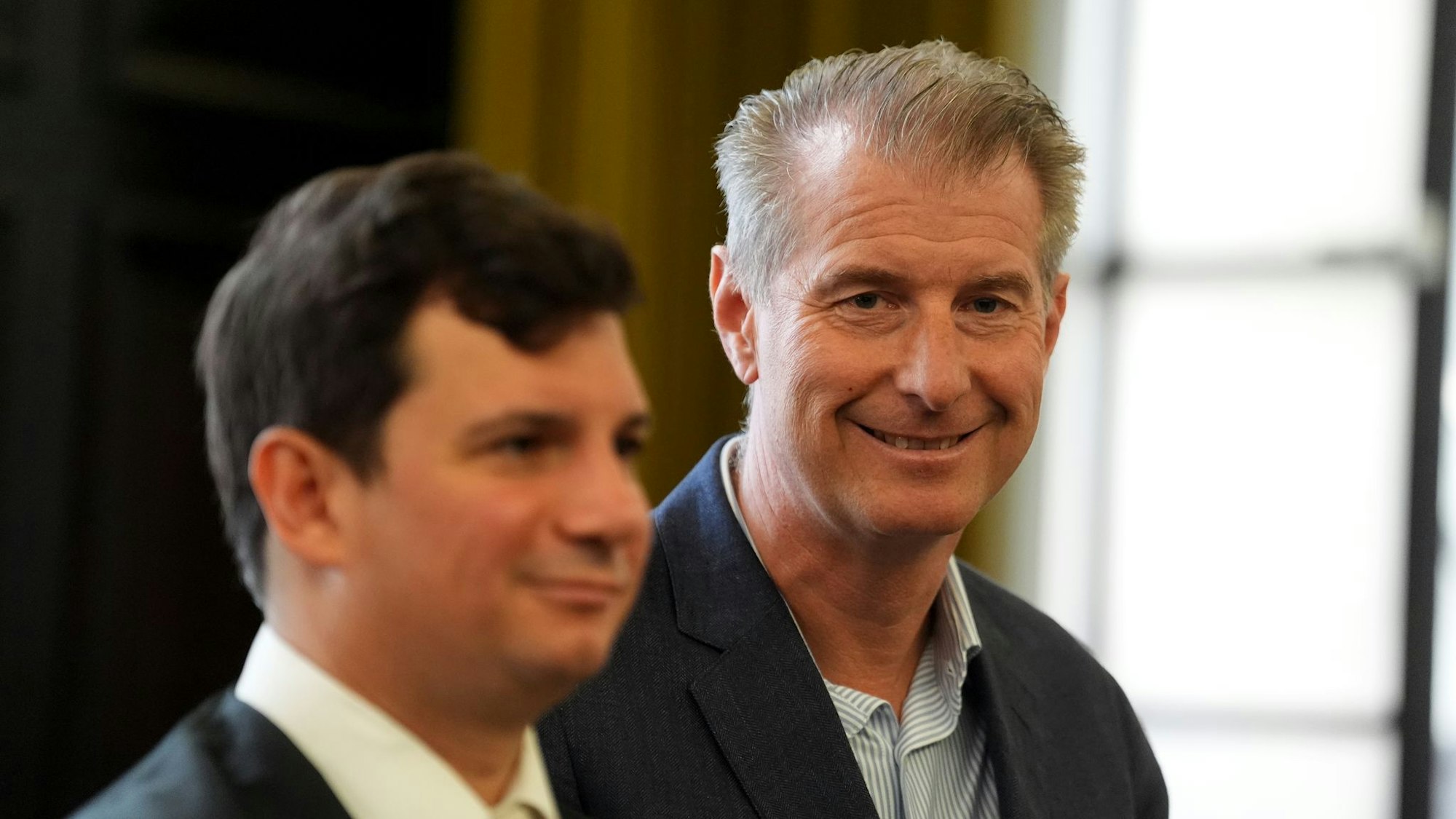 Philip von der Meden (links), Anwalt von Christina Blocks Ex-Mann Stephan Hensel (rechts), thematisiert im Prozess um die Entführung der Kinder den Sorgerechtsstreit. (Archivbild)