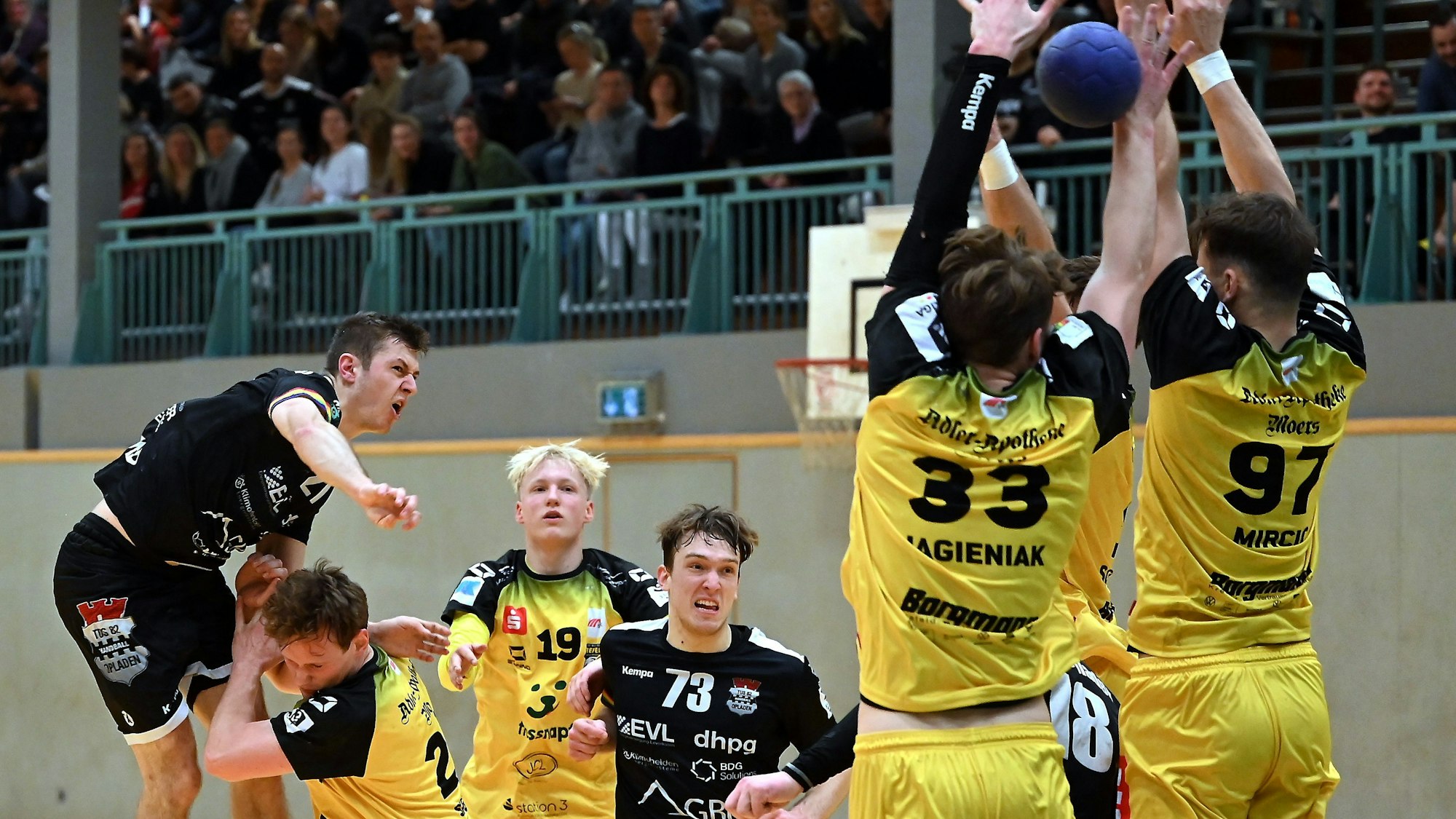 07.12.2024, Handball-Tus Opladen - Krefeld
Wurf von Oliver Dasburg (Opladen)
73: Maxim Swiedelsky (Opladen)
Foto: Uli Herhaus