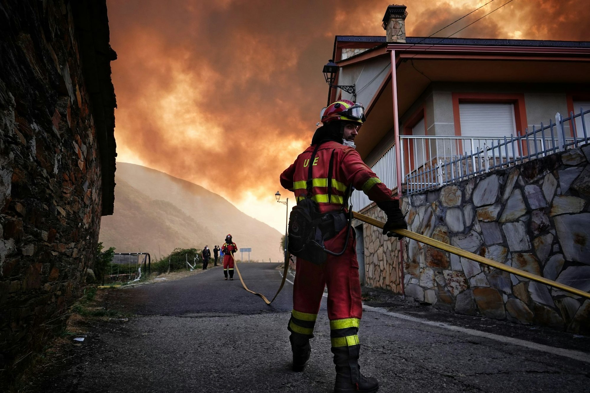 Während sich die Lage bei den Waldbränden in Spanien insgesamt leicht zu entspannen beginnt, wüten vor allem in Kastilien und León sowie in Galicien noch immer gefährliche Feuer.