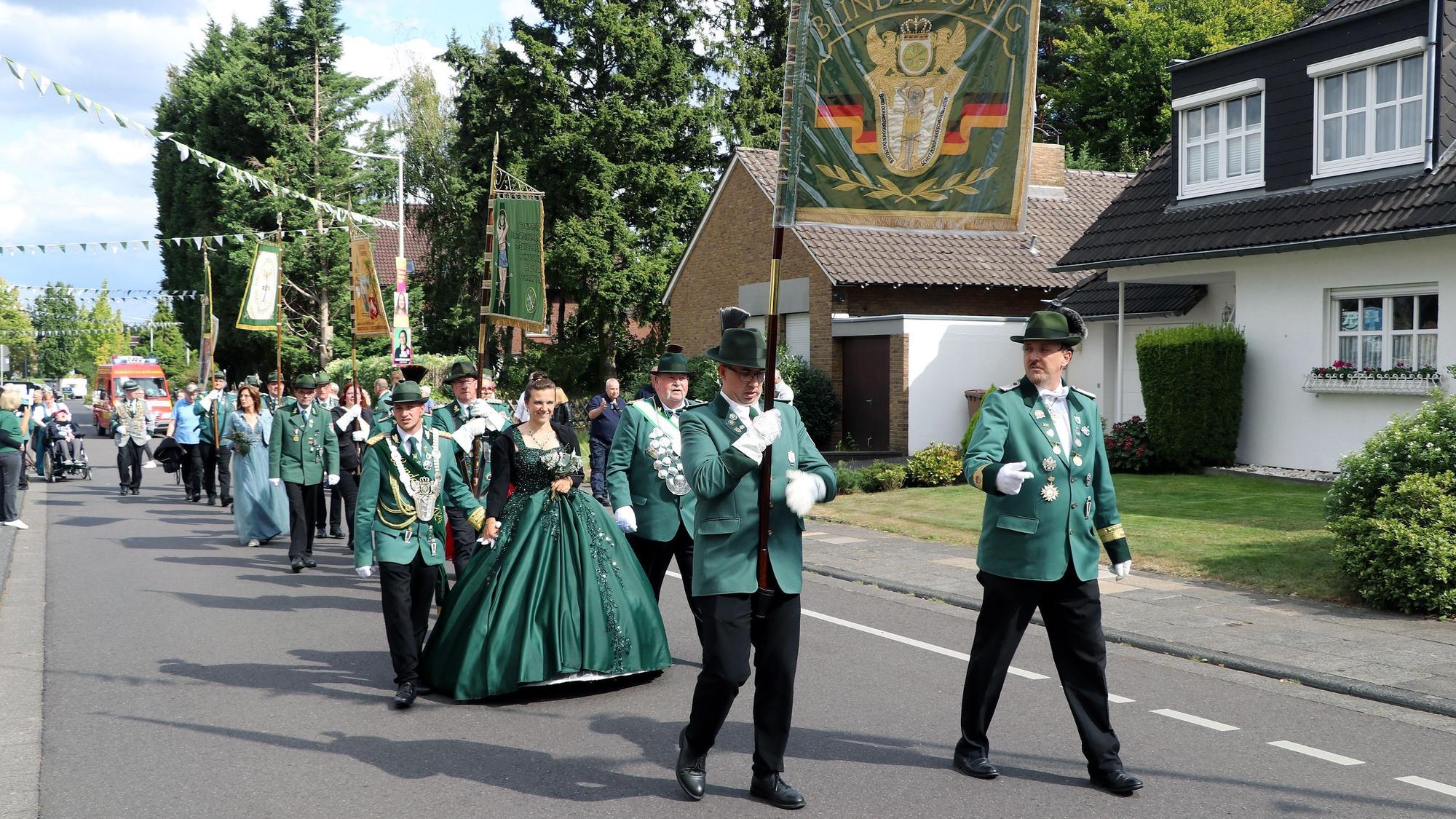 Hinter seiner Flagge zog der Bundeskönig Björn Karow mit Begleitung als Letzter auf das Festgelände.