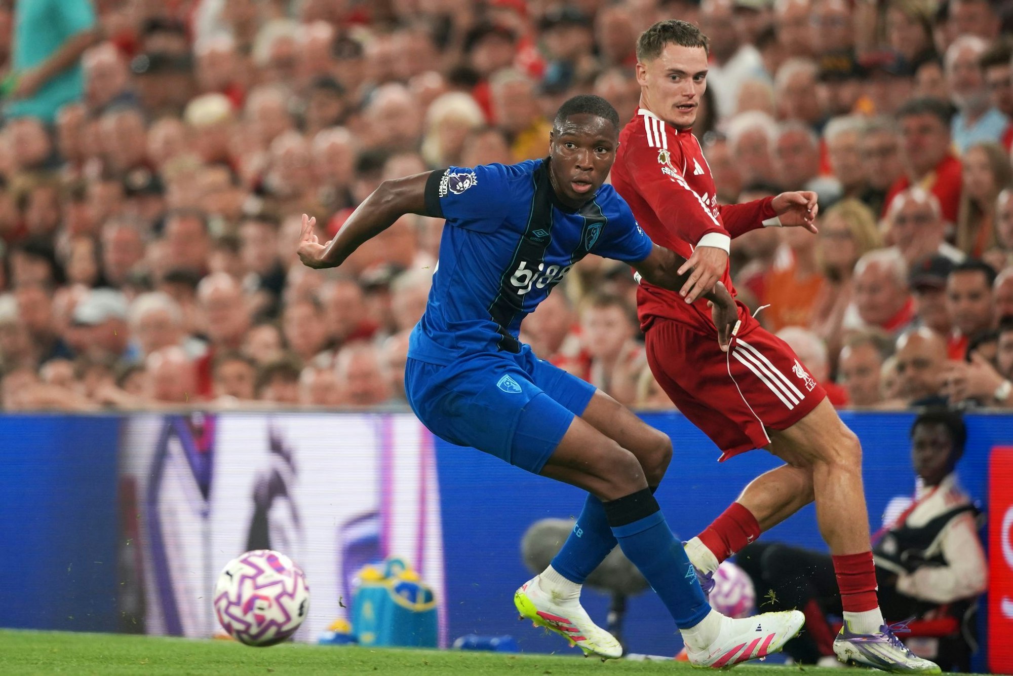Florian Wirtz (r) hat über seine ersten Erfahrungen beim FC Liverpool berichtet.