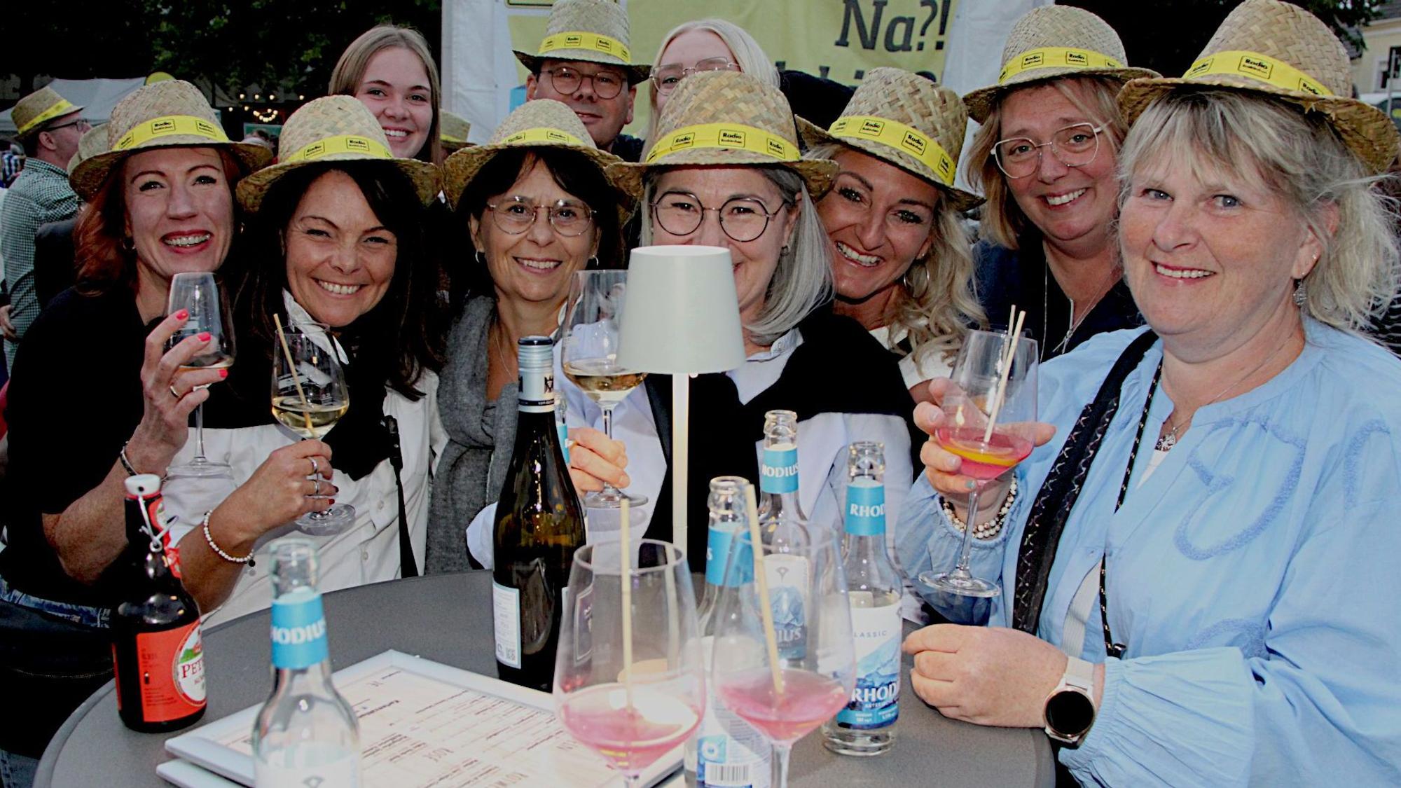 Das Bild zeigt die oben genannte Clique aus Weidesheim. Sie steht an einem Tisch.