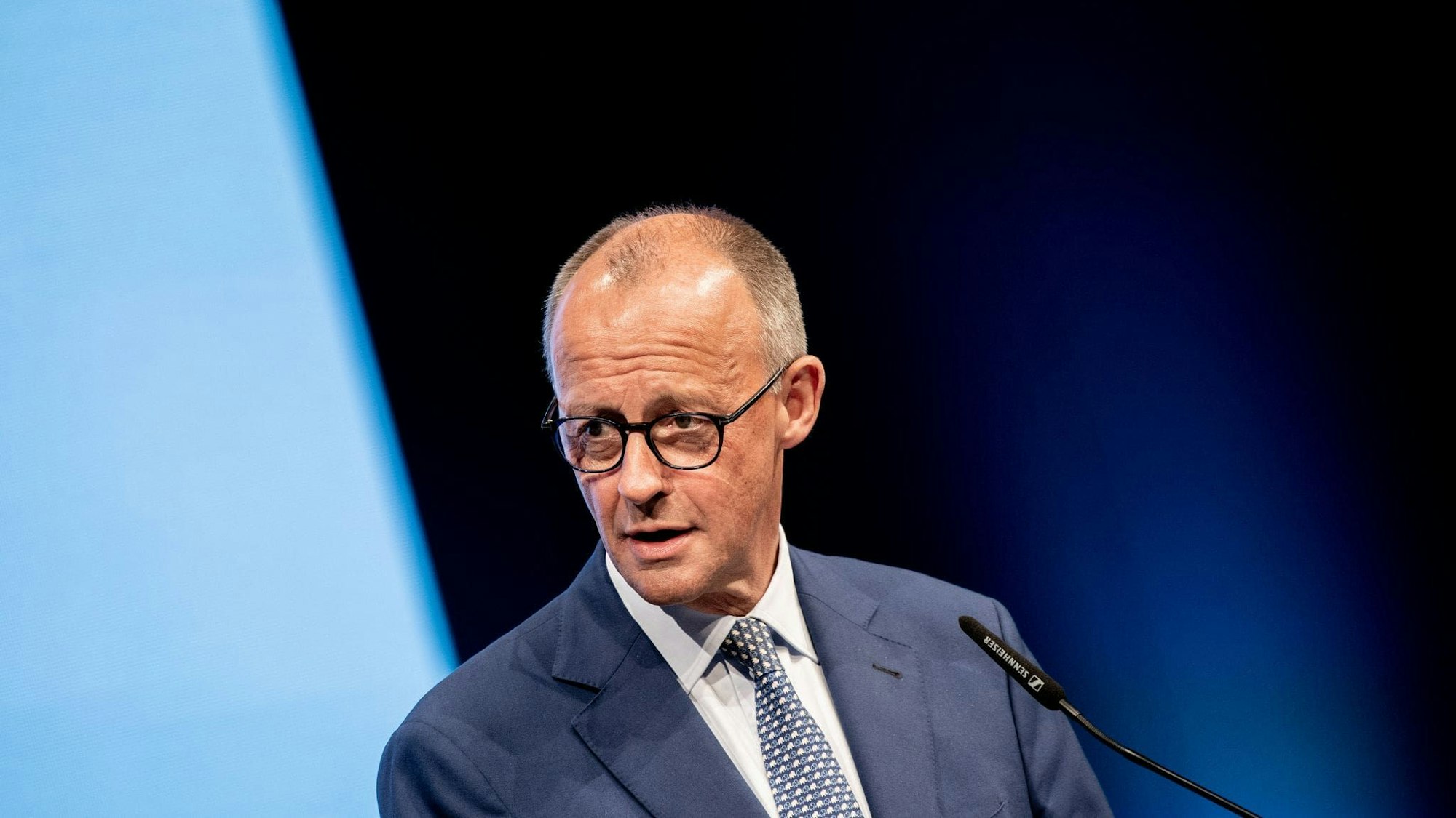 Kanzler Friedrich Merz beim Landesparteitag der niedersächsischen CDU. /