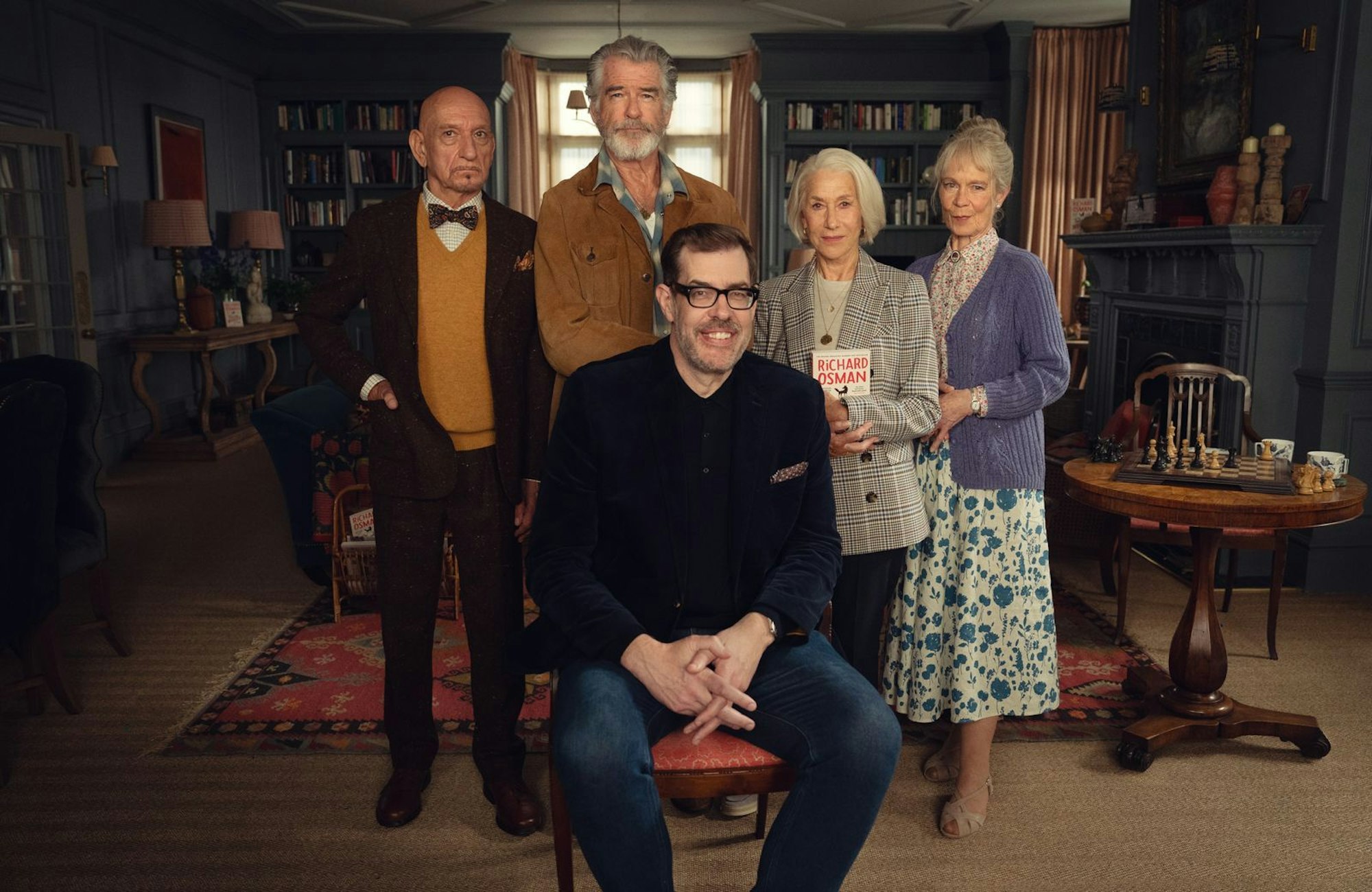 Ohne ihn gäbe es den „Thursday Murder Club“ nicht: Autor Richard Osman (vorne) schrieb den Bestseller, der nun mit (von links) Ben Kingsley, Pierce Brosnan, Helen Mirren und Celia Imrie verfilmt wurde. Zu der Geschichte inspirierten ihn seine Mutter und deren Freunde in einem Rentnerdorf. (Bild: Giles Keyte/Netflix)