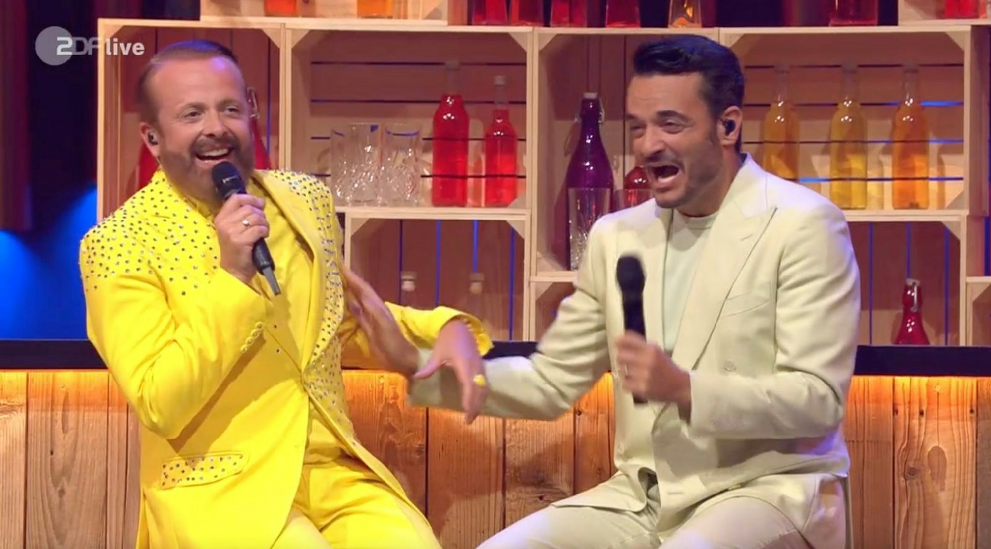 Richtig viel Spaß hatten - und bereiteten! - Showgastgeber Giovanni Zarrella (links) und sein Freund aus gemeinsamen Bro'Sis-Tagen Ross Antony bei der „Giovanni Zarrella Show“. (Bild: ZDF)