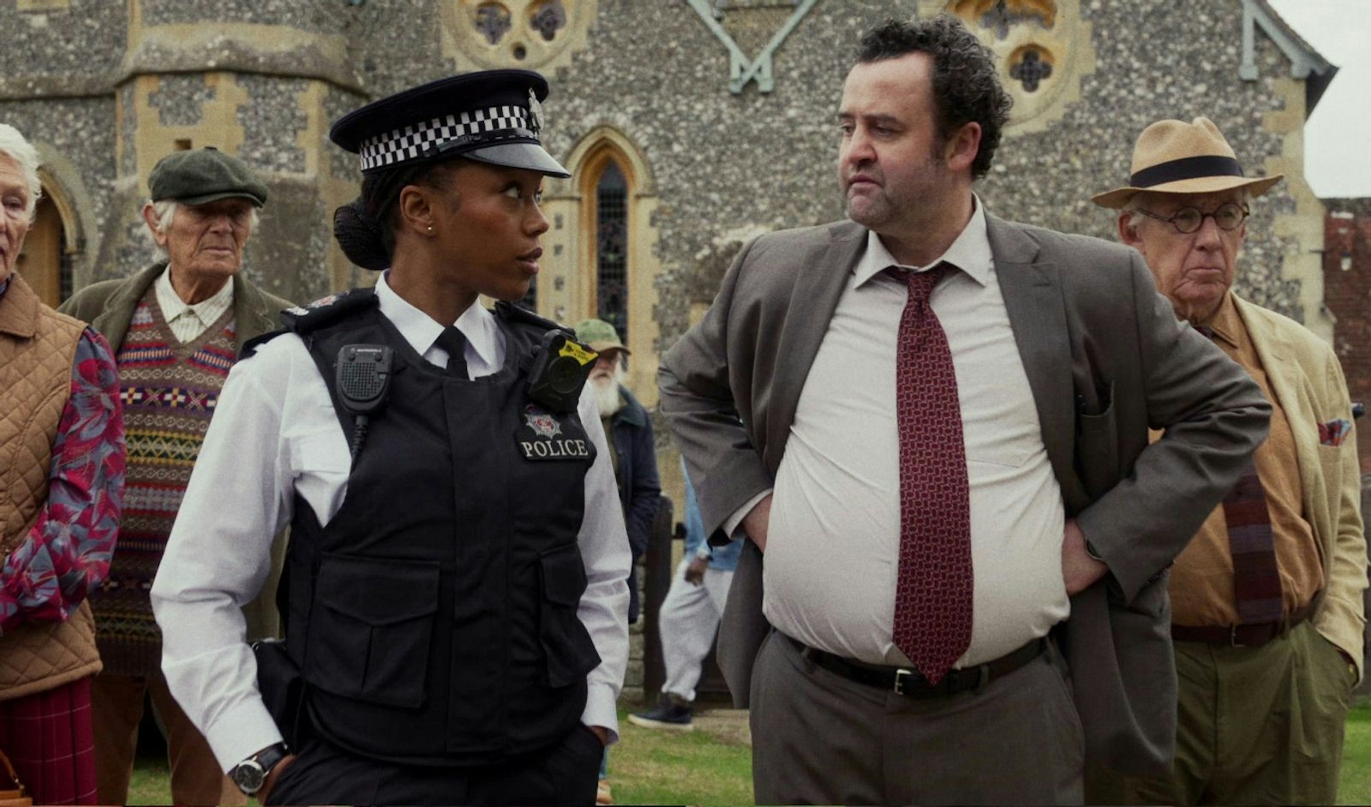 Donna (Naomi Ackie) und ihr Partner Chris (Daniel Mays) ermitteln in dem Mordfall im Seniorendorf Coopers Chase. Dabei kommen ihnen immer wieder die Mitglieder des „Thursday Murder Club“ in die Quere. (Bild: Giles Keyte/Netflix)