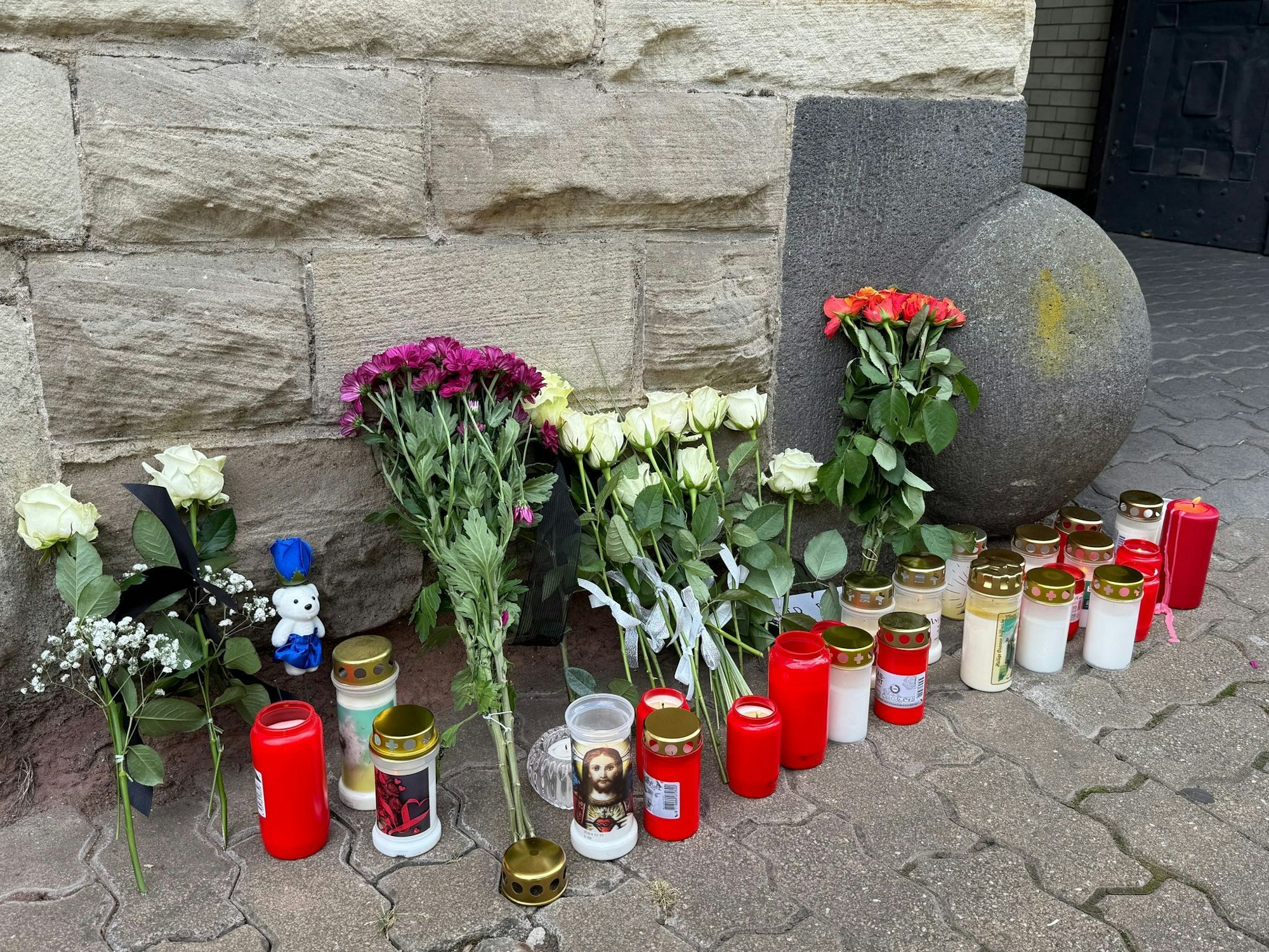 Nach der Tat wurden Blumen und Kerzen vor der Polizeiinspektion Völklingen abgelegt. (Archivbild)