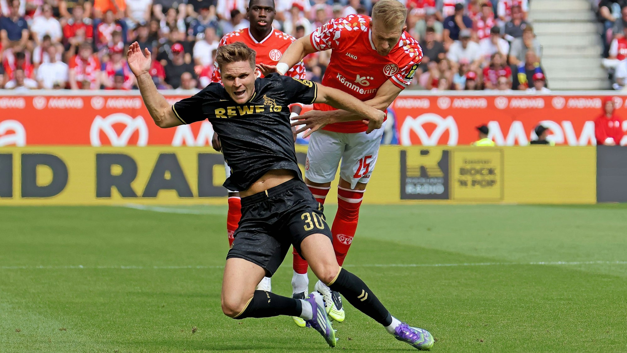Marius Bülter hatte lange Zeit schwer zu kämpfen, dann bediente ihn Luca Waldschmidt vor dem 1:0 perfekt.