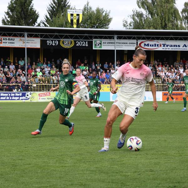 22.08.2025, Fussball, Frauen, Saison 2025/2026, Testspiel, Bayer Leverkusen - VfL Wolfsburg Carlotta Wamser Bayer Leverkusen, 37, am Ball gegen Svenja Huth VfL Wolfsburg, 10 Hof Stadion Grüne Au Bayern Deutschland *** 22 08 2025, Soccer, Women, Season 2025 2026, Test match, Bayer Leverkusen VfL Wolfsburg Carlotta Wamser Bayer Leverkusen, 37, on the ball against Svenja Huth VfL Wolfsburg, 10 Hof Stadion Grüne Au Bayern Germany