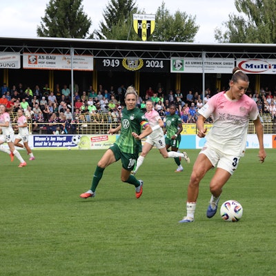 22.08.2025, Fussball, Frauen, Saison 2025/2026, Testspiel, Bayer Leverkusen - VfL Wolfsburg Carlotta Wamser Bayer Leverkusen, 37, am Ball gegen Svenja Huth VfL Wolfsburg, 10 Hof Stadion Grüne Au Bayern Deutschland *** 22 08 2025, Soccer, Women, Season 2025 2026, Test match, Bayer Leverkusen VfL Wolfsburg Carlotta Wamser Bayer Leverkusen, 37, on the ball against Svenja Huth VfL Wolfsburg, 10 Hof Stadion Grüne Au Bayern Germany