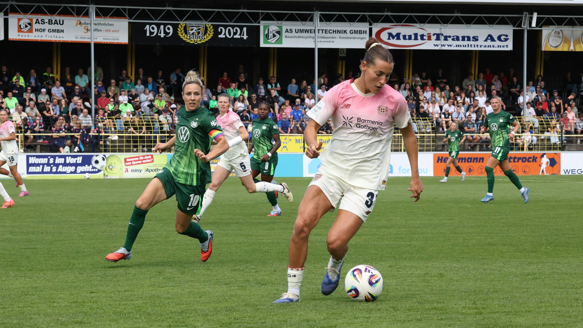 22.08.2025, Fussball, Frauen, Saison 2025/2026, Testspiel, Bayer Leverkusen - VfL Wolfsburg Carlotta Wamser Bayer Leverkusen, 37, am Ball gegen Svenja Huth VfL Wolfsburg, 10 Hof Stadion Grüne Au Bayern Deutschland *** 22 08 2025, Soccer, Women, Season 2025 2026, Test match, Bayer Leverkusen VfL Wolfsburg Carlotta Wamser Bayer Leverkusen, 37, on the ball against Svenja Huth VfL Wolfsburg, 10 Hof Stadion Grüne Au Bayern Germany