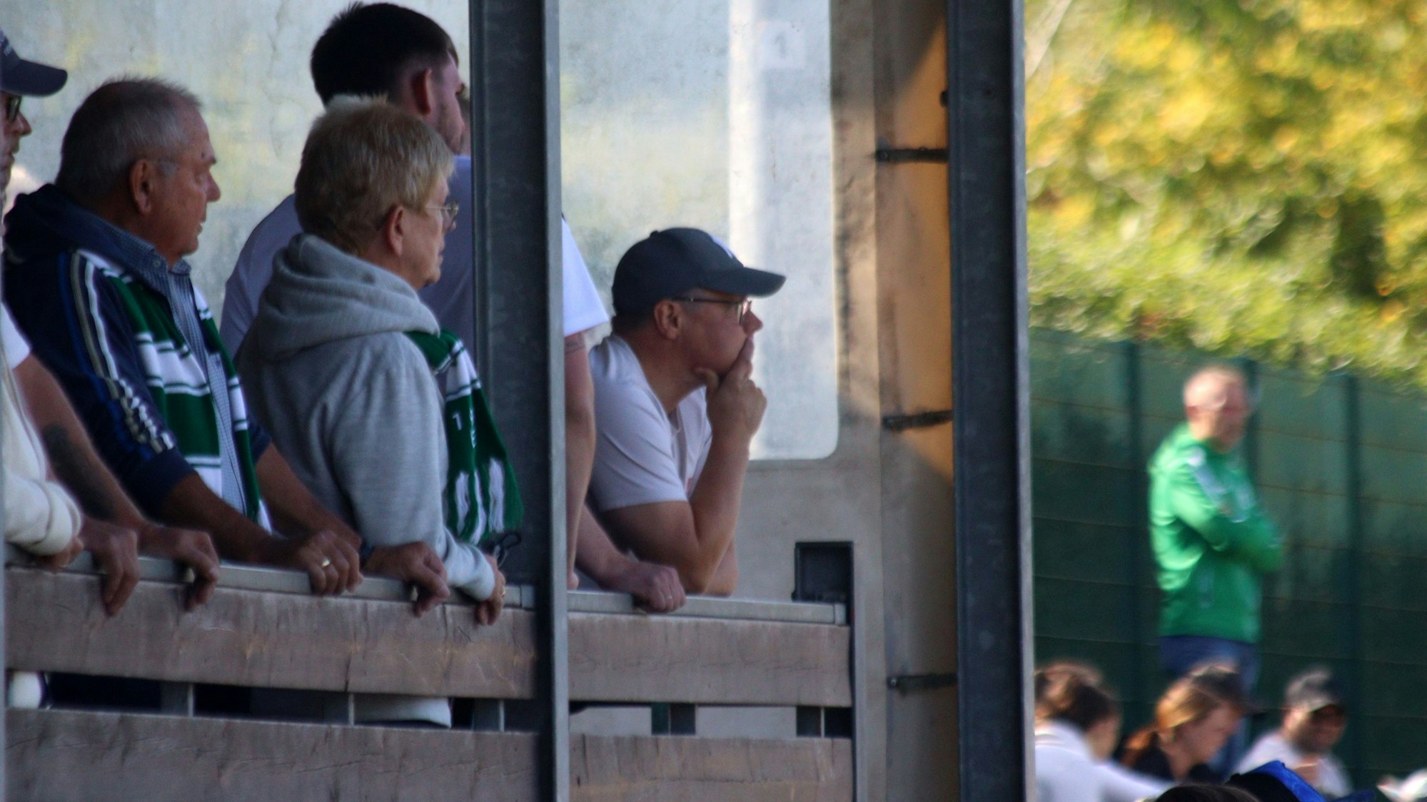 Marcel Timm lehnt mit dem Ellbogen auf einem Geländer, er trägt eine Kappe.