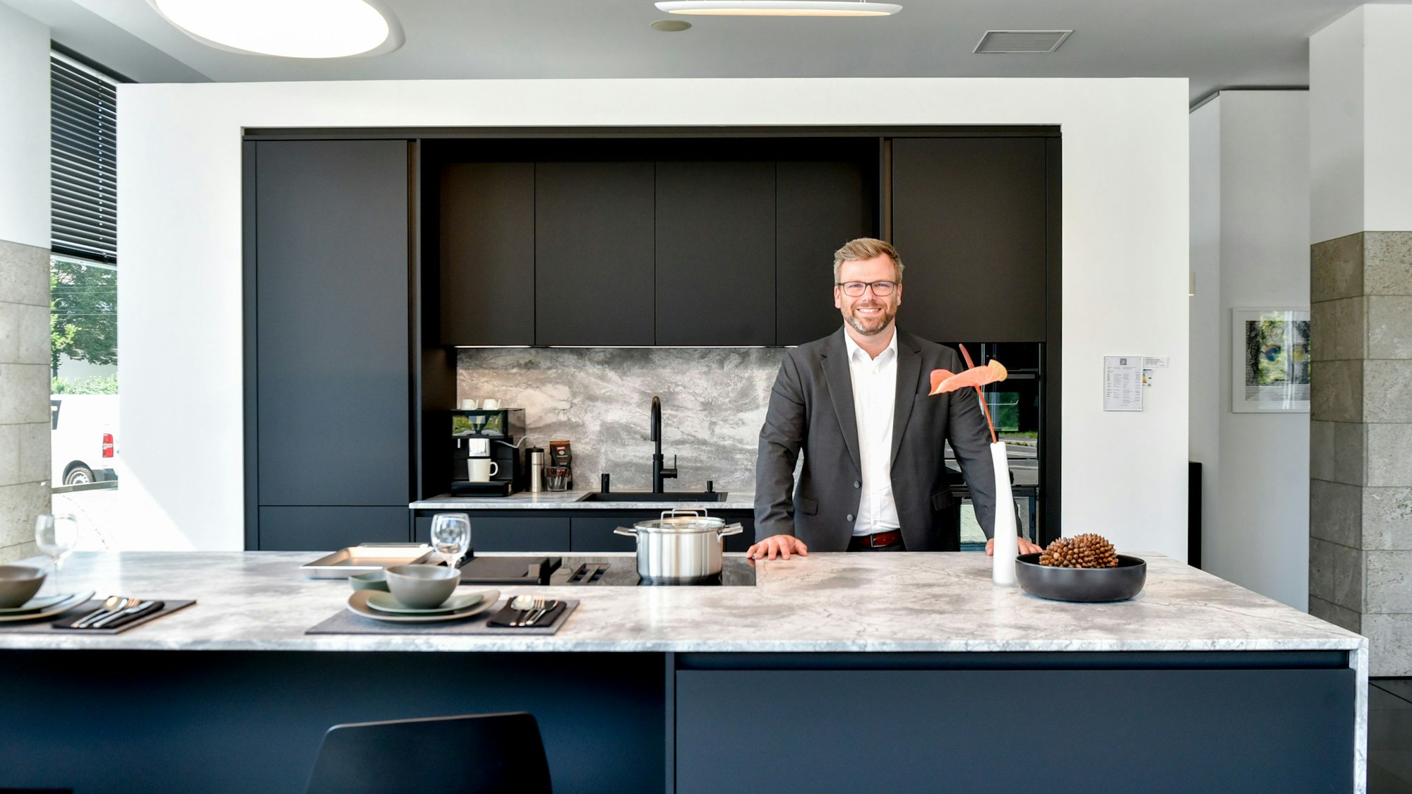 Das Foto zeigt den Inhaber in einer seiner Musterküchen.