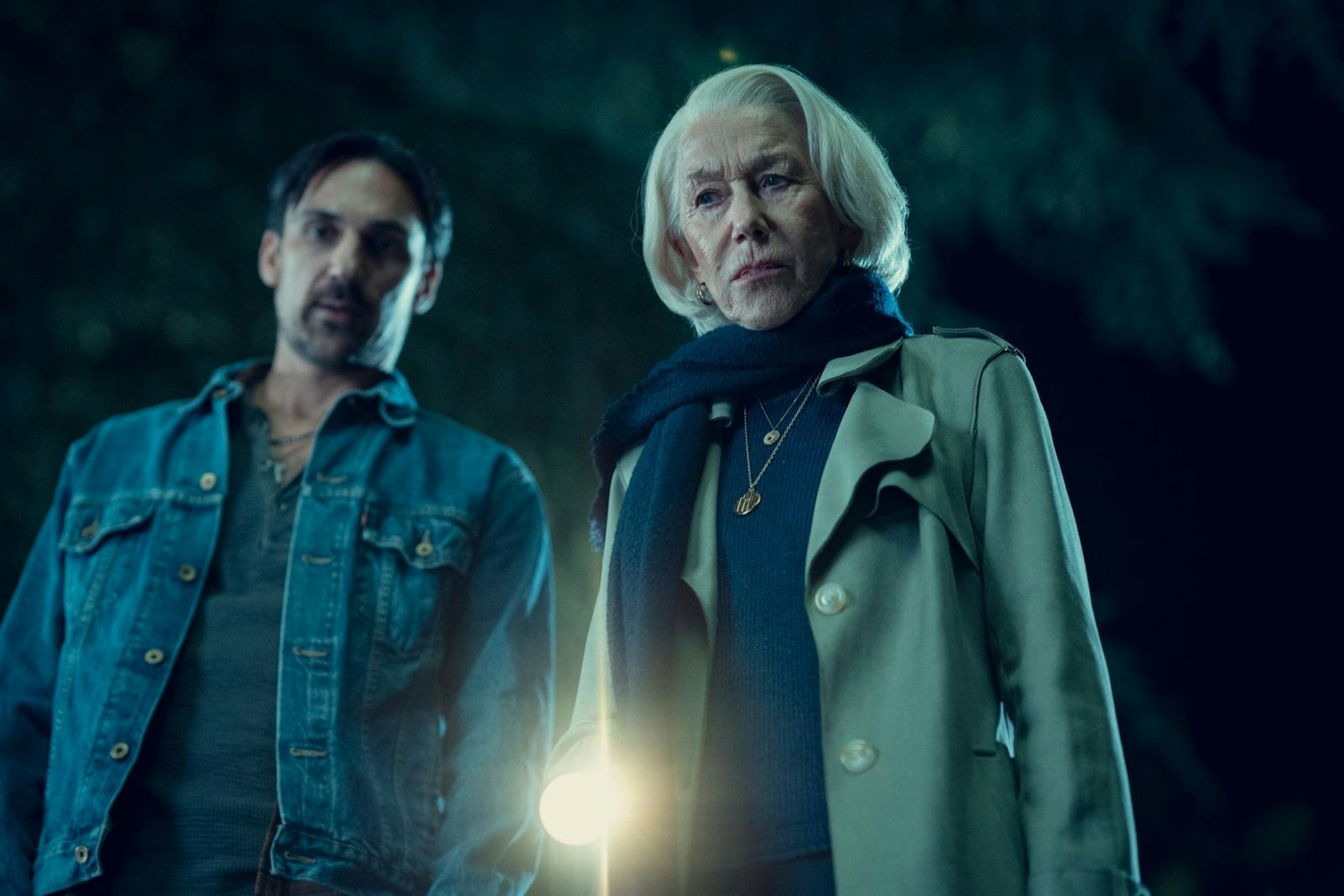 Der Pole Bogdan (Henry Lloyd Hughes) steht Elizabeth (Helen Mirren) und ihren drei Hobbyschnüfflern bei ihren Ermittlungen. Dass er selbst einiges Kriminelles auf dem Kerbholz hat, ist da nur von Nutzen. (Bild: Giles Keyte/Netflix)