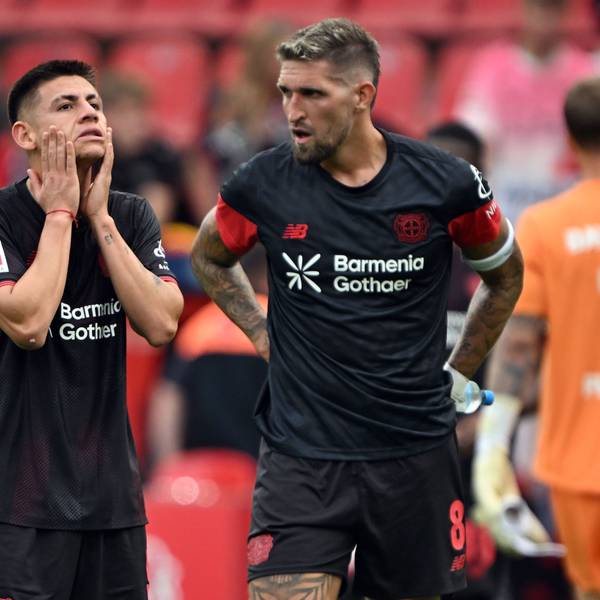 Claudio Echeverri (l, Bayer Leverkusen) und Robert Andrich (Bayer Leverkusen) stehen nach der Niederlage auf dem Platz.