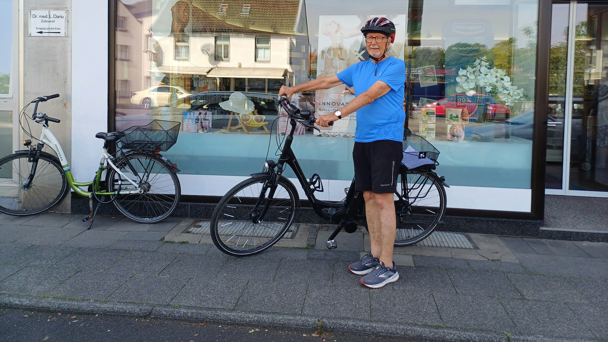 Horst Pott stürzte mit seinem Fahrrad am Bordstein vor der Damian-Apotheke in Manfort.