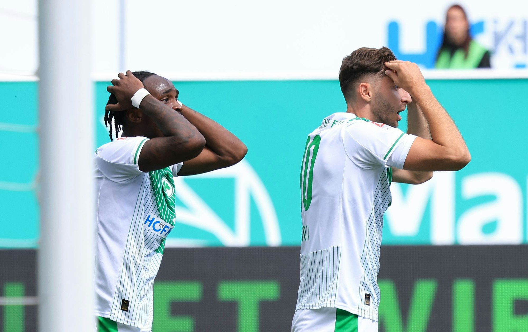 Die Fürther Angreifer Noel Futkeu (l) und Branimir Hrgota hadern nach einer vergebenen Chance.