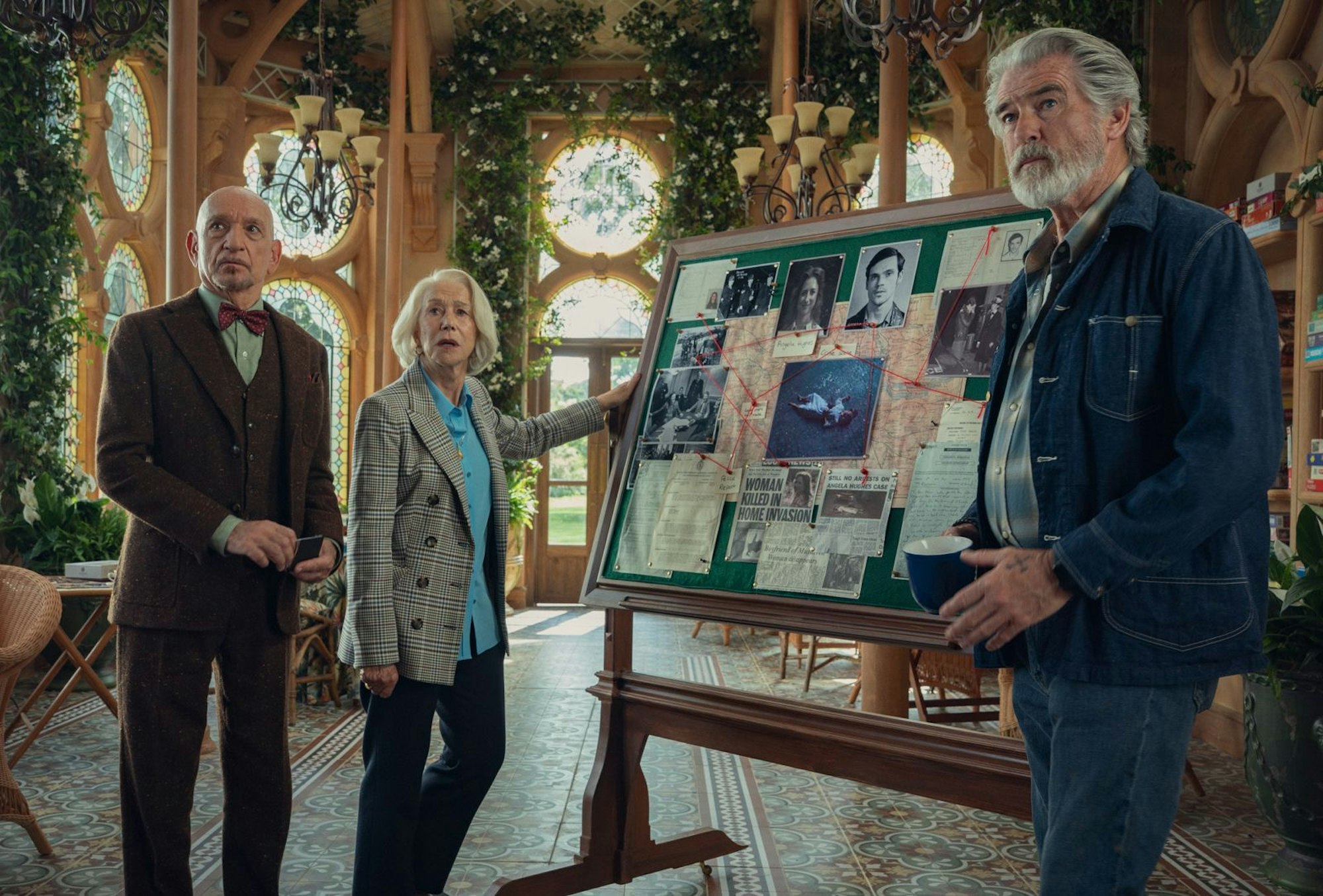 Auf der einen Seite der Tafel ein Puzzle, wie es sich für Seniorenheimbewohner gehört, auf der anderen Seite Recherchematerial ihrer Mordfälle: Ibrahim (Ben Kingsley, links), Elizabeth (Helen Mirren) und Ron (Pierce Brosnan) sind ein bisschen anders als ihre Nachbarn. (Bild: Giles Keyte/Netflix)