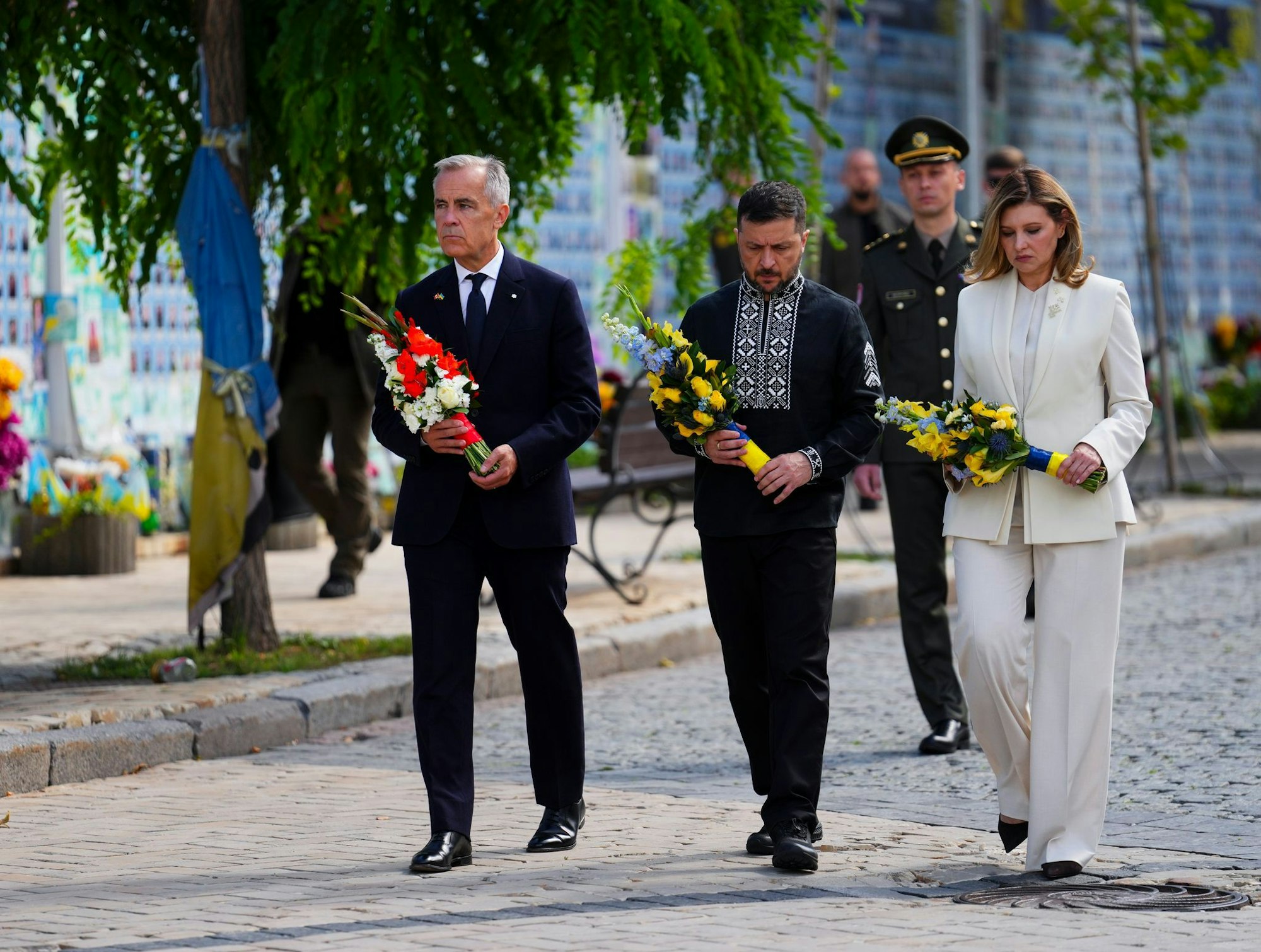 Kanadas Premierminister Mark Carney zusammen mit dem ukrainischen Präsidenten Wolodymyr Selenskyj und seiner Frau Olena bei einer Kranzniederlegung.