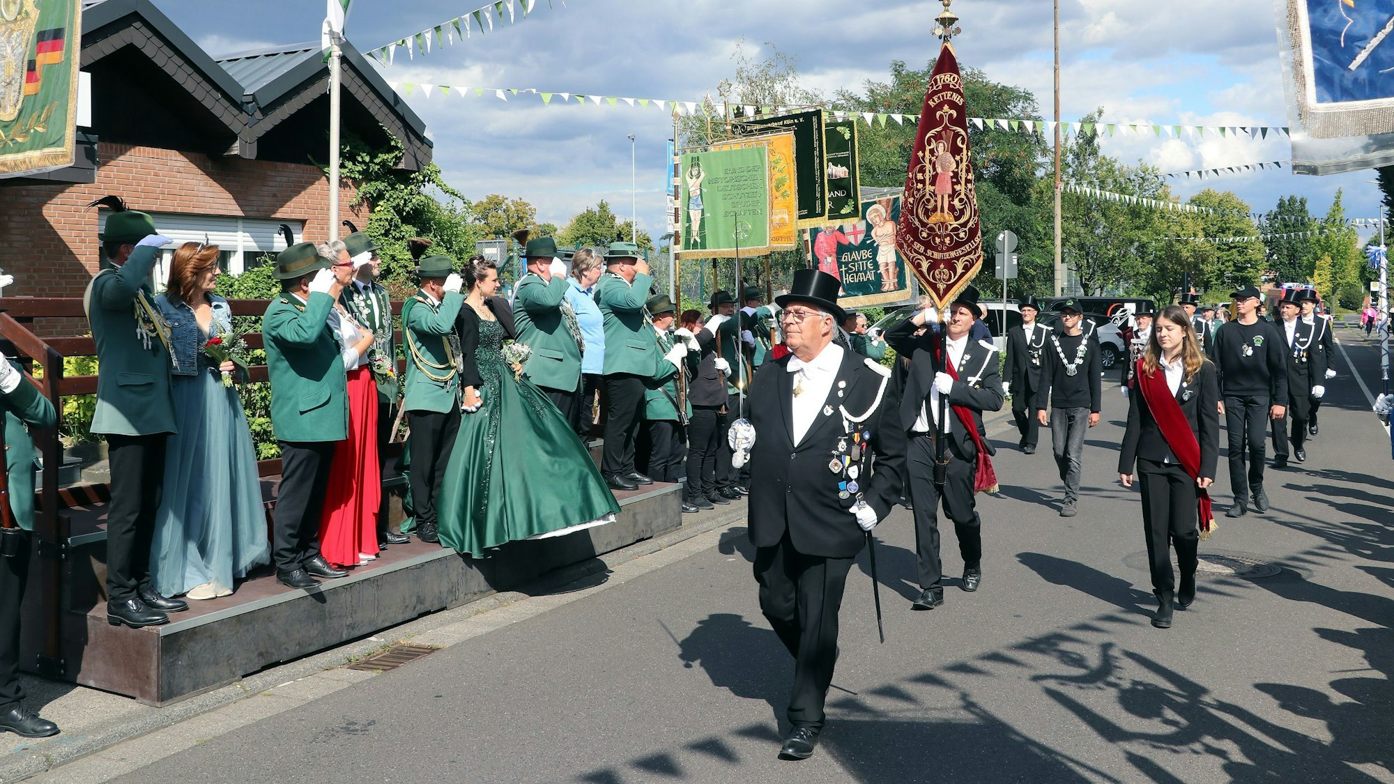 Im Gleichschritt marschierten die Schützenabordnungen aus den sechs Diözesen an den Majestäten vorbei.