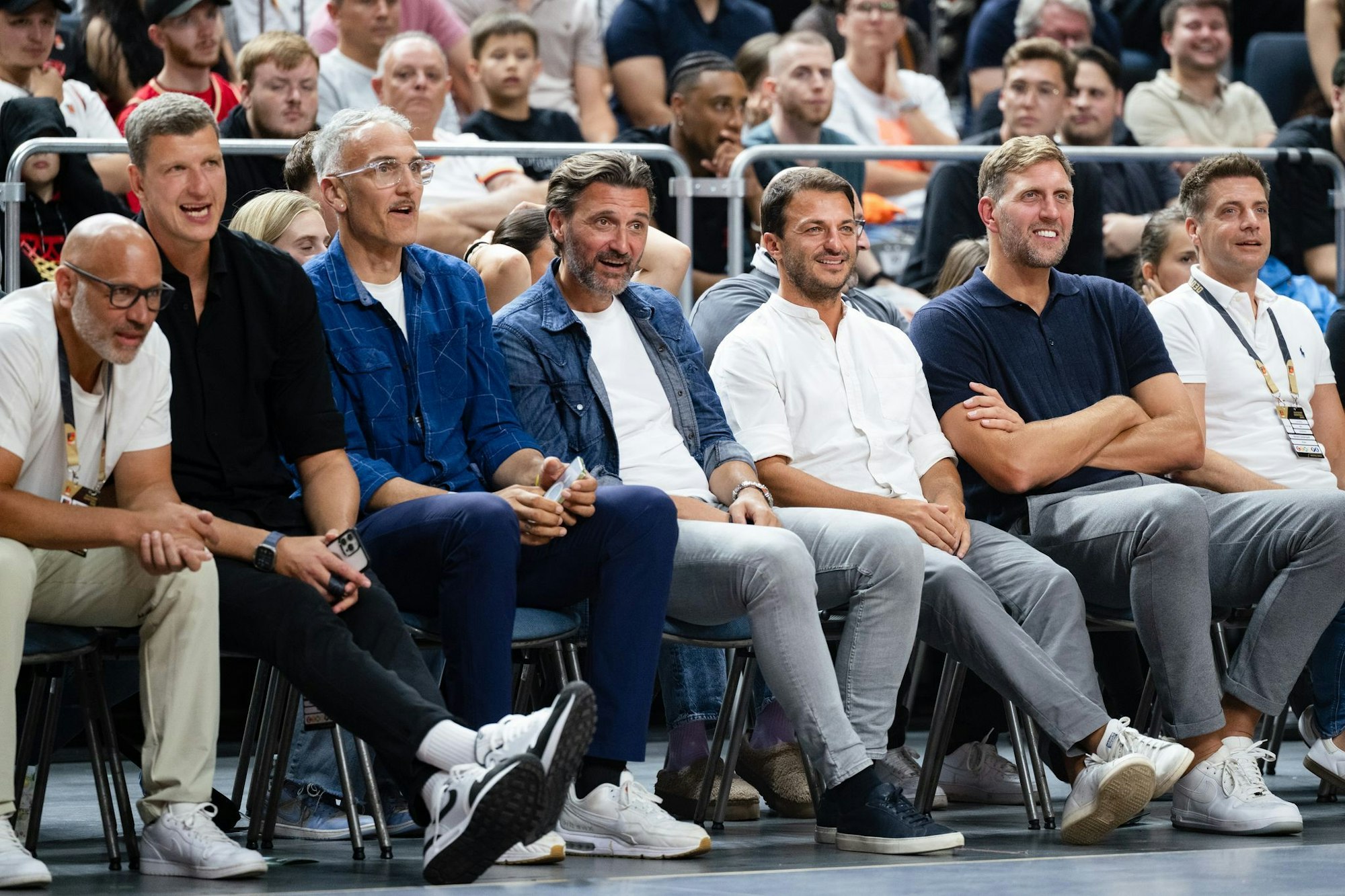 Silbergewinner von 2005: Dirk Nowitzki sieht in Köln zu.