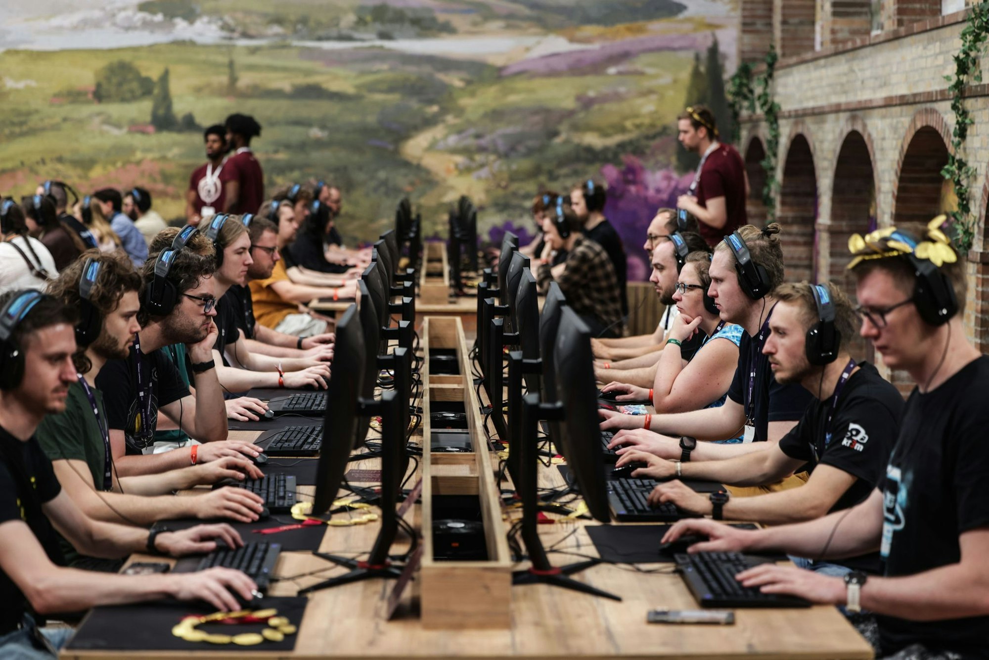 Besucher der Gamescom testen das Computerspiel «Anno 117» des deutschen Entwicklerstudios Ubisoft Blue Byte.