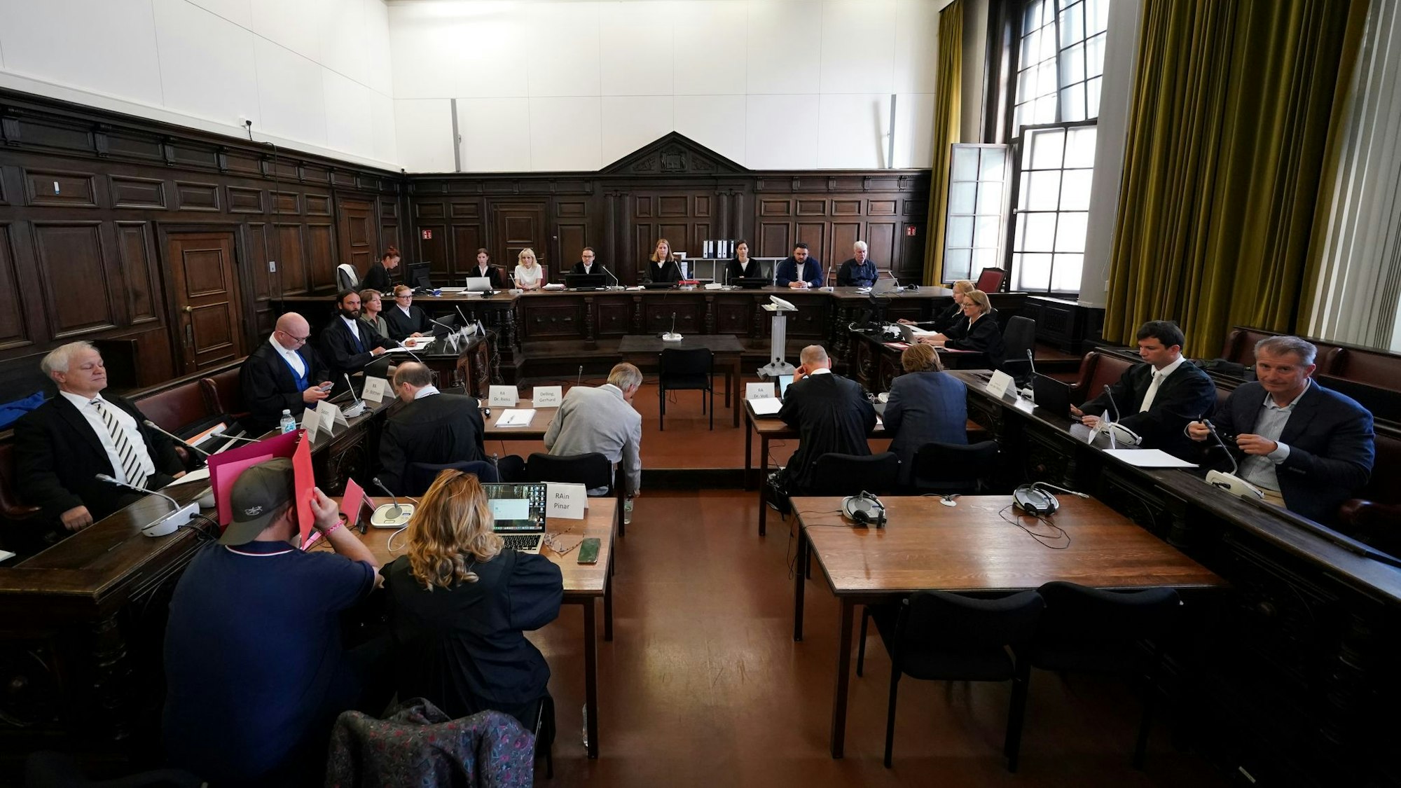 Alle Prozessbeteiligten - Gericht, Staatsanwaltschaft, Verteidiger und Nebenklage - haben das Recht, die Angeklagten zu befragen. (Archivbild)