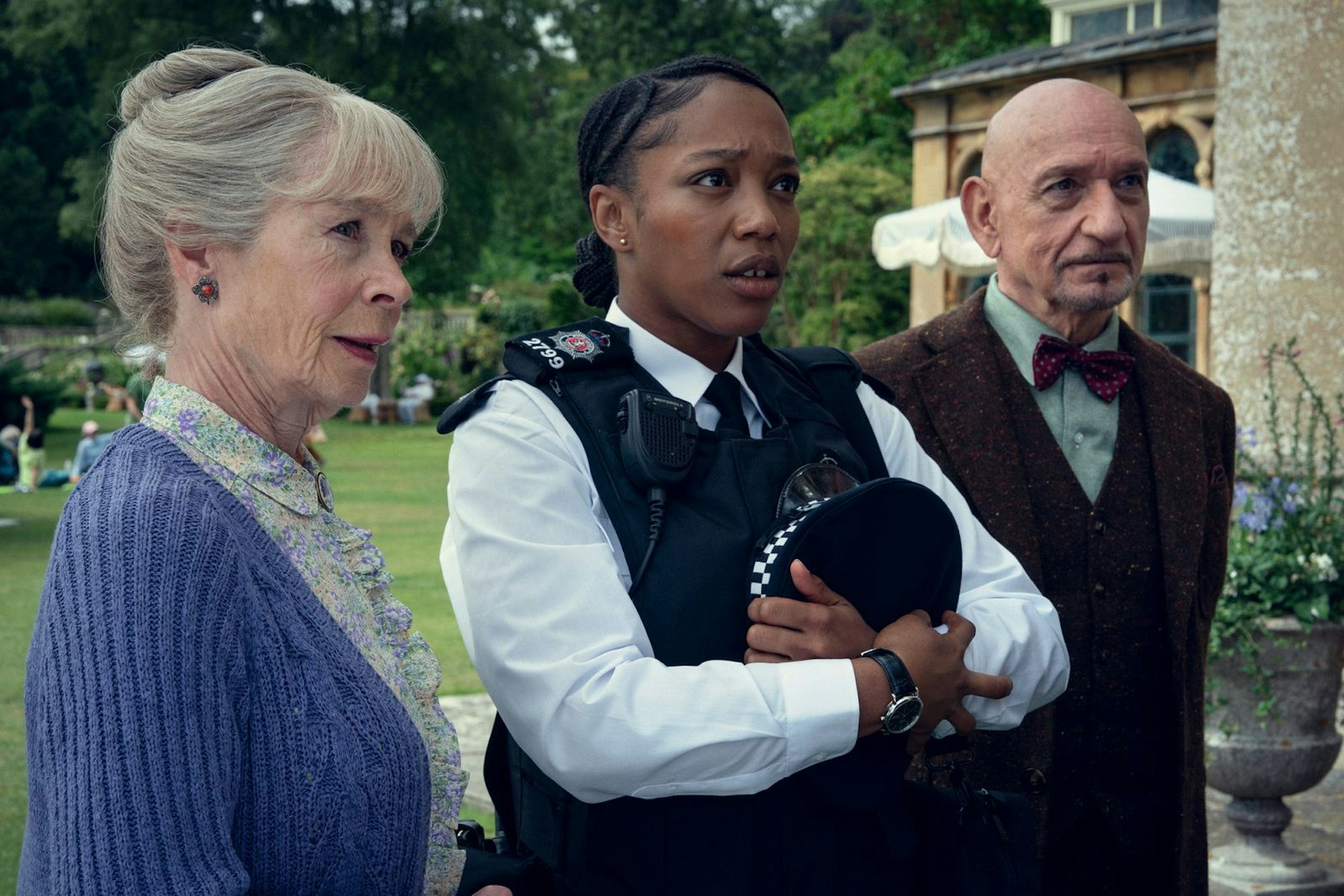 Joyce (Celia Imrie, links) und Ibrahim (Ben Kingsley) mischen sich in die Ermittlungen von Donna De Freitas (Naomi Ackie) ein. Am liebsten würden die Senioren mit der „Insiderin“ zusammenarbeiten. (Bild: Giles Keyte/Netflix)
