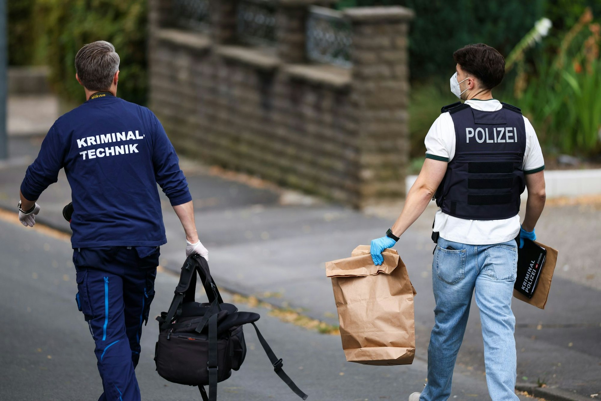 Nach dem Tatverdächtigen wird weiter gefahndet.