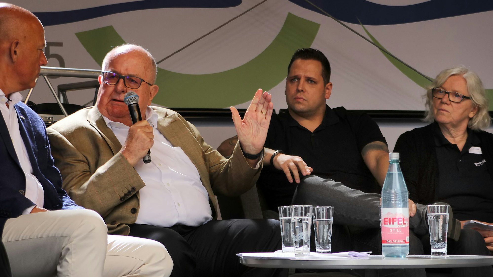 Das Foto zeigt die Teilnehmer der Talkrunde auf der Bühne.