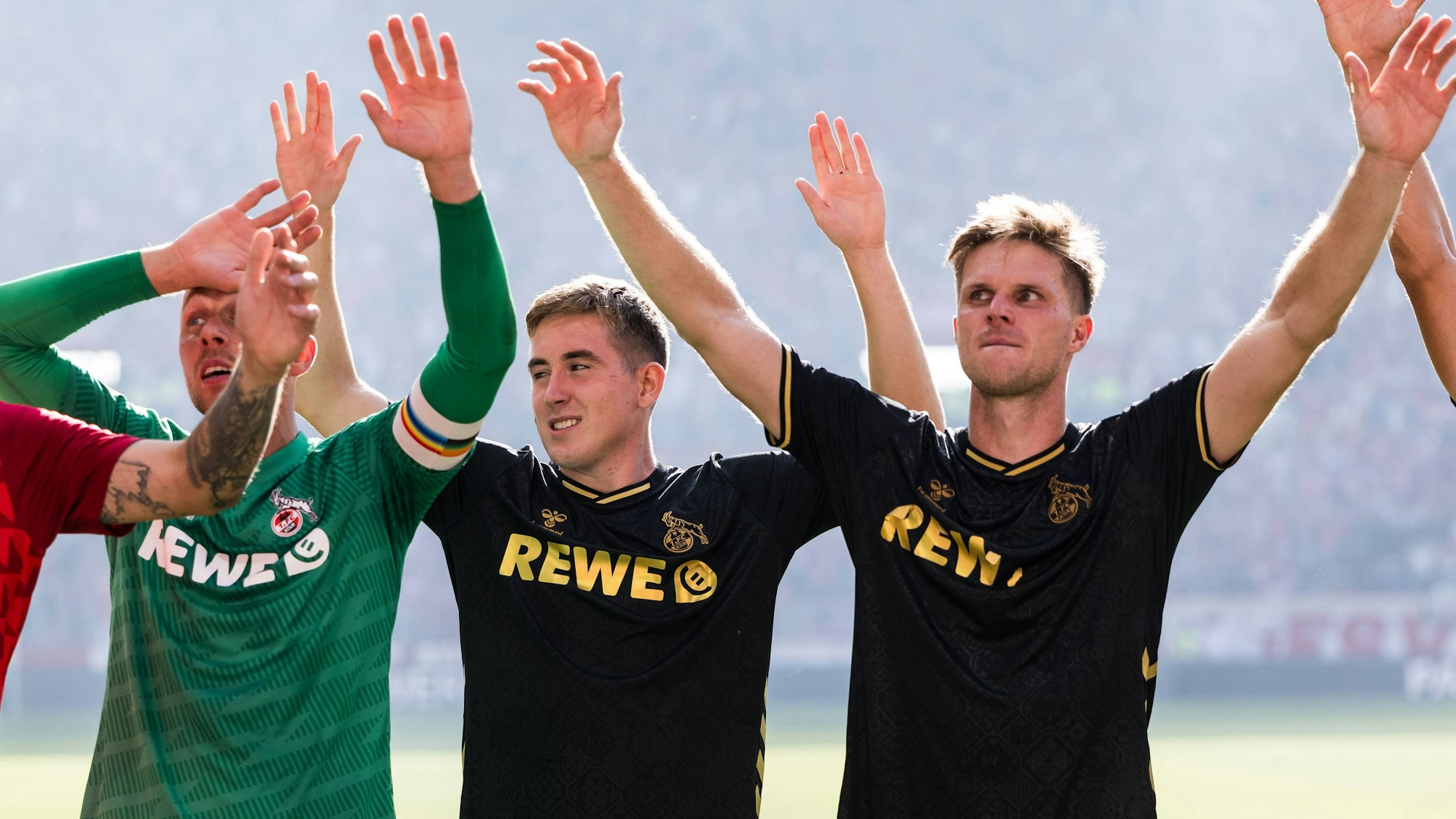 Die FC-Profis um ihren Torschützen Marius Bülter (r.) feierten nach dem Schlusspfiff in Mainz mit ihren Fans.