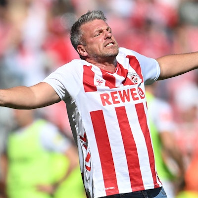 Lukas Kwasniok trug beim Bundesliga-Auftakt in Mainz das neue FC-Heimtrikot