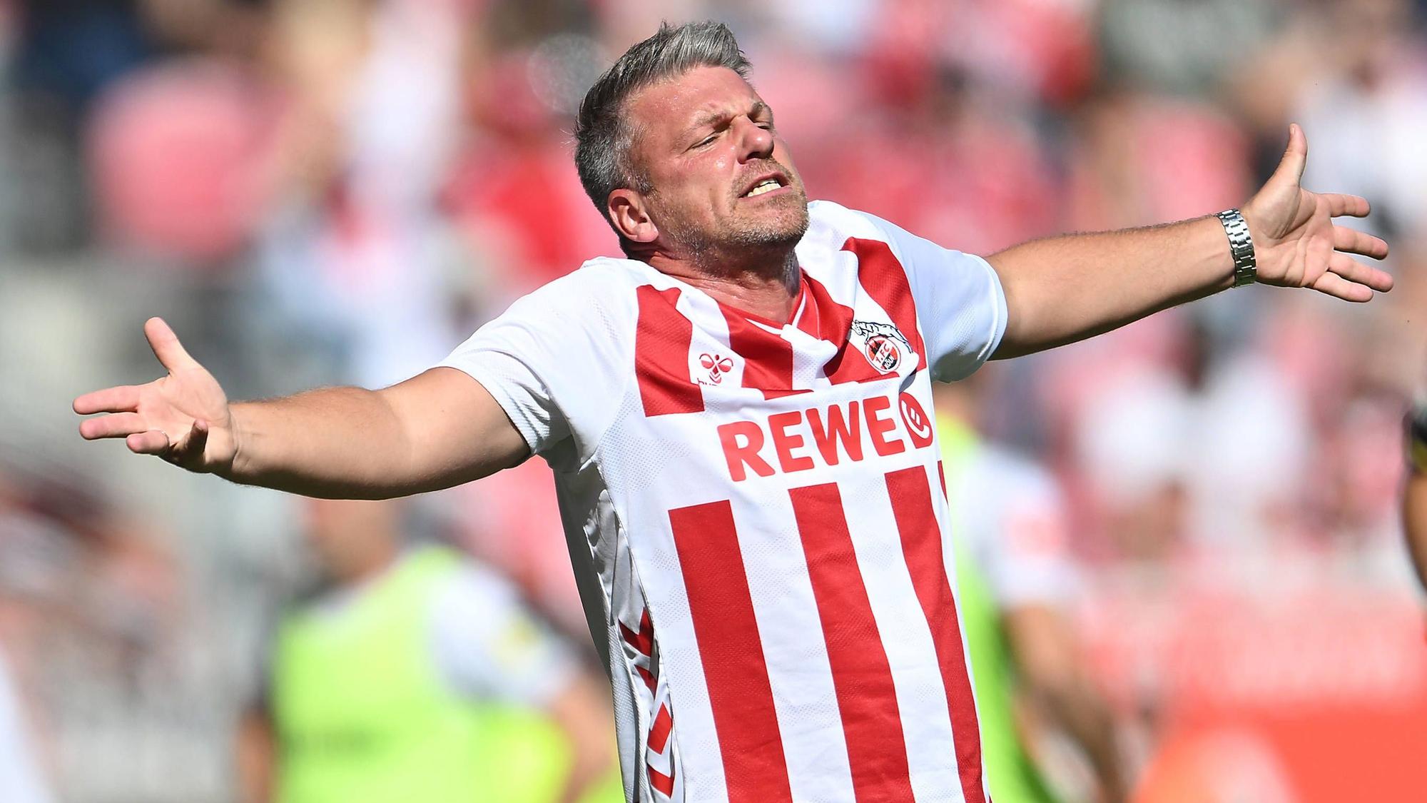 Lukas Kwasniok trug beim Bundesliga-Auftakt in Mainz das neue FC-Heimtrikot