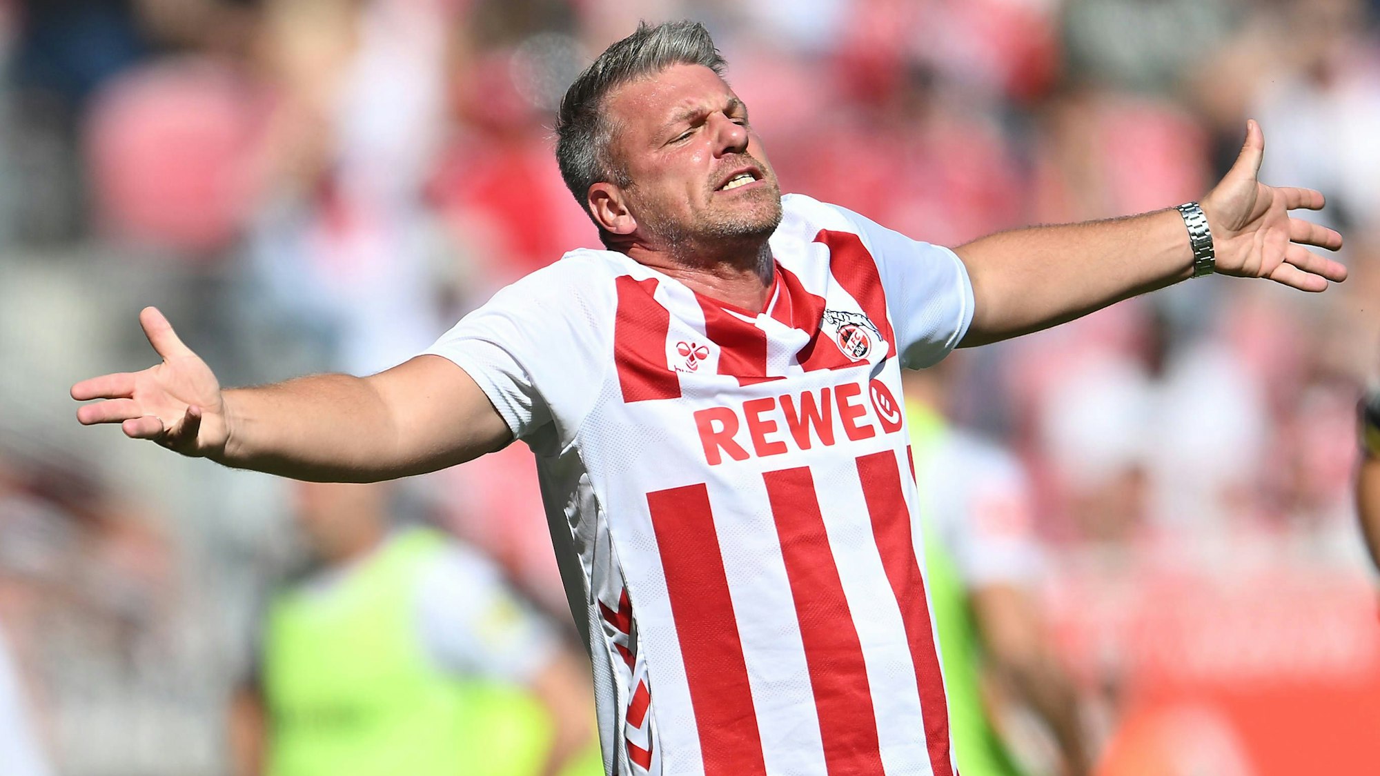 Lukas Kwasniok trug beim Bundesliga-Auftakt in Mainz das neue FC-Heimtrikot