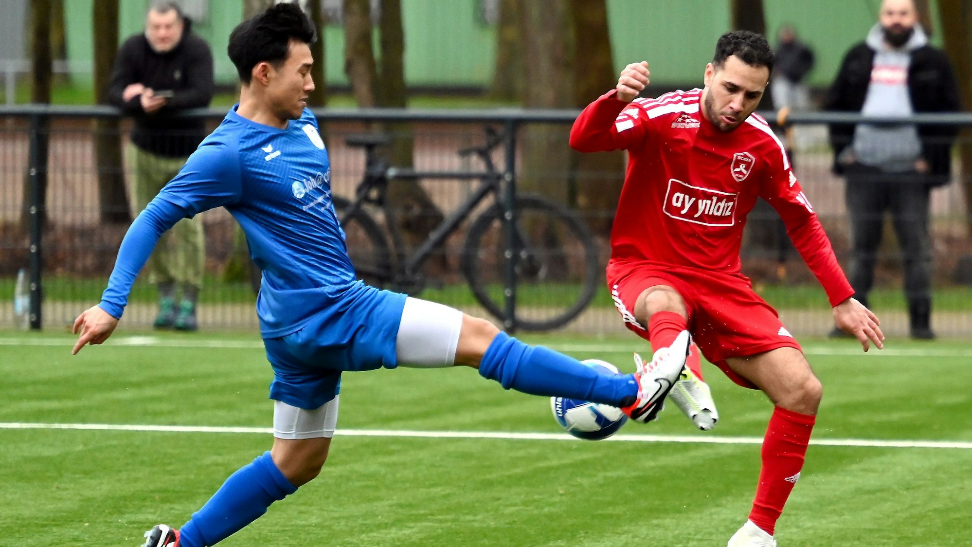 04.02.2024, Fussball-TFC Köln - Bergfried Leverkusen
links: Marc Philavanh (Bergfried9
rechts: Rachdi Mouhaymen (Köln)
Foto: Uli Herhaus