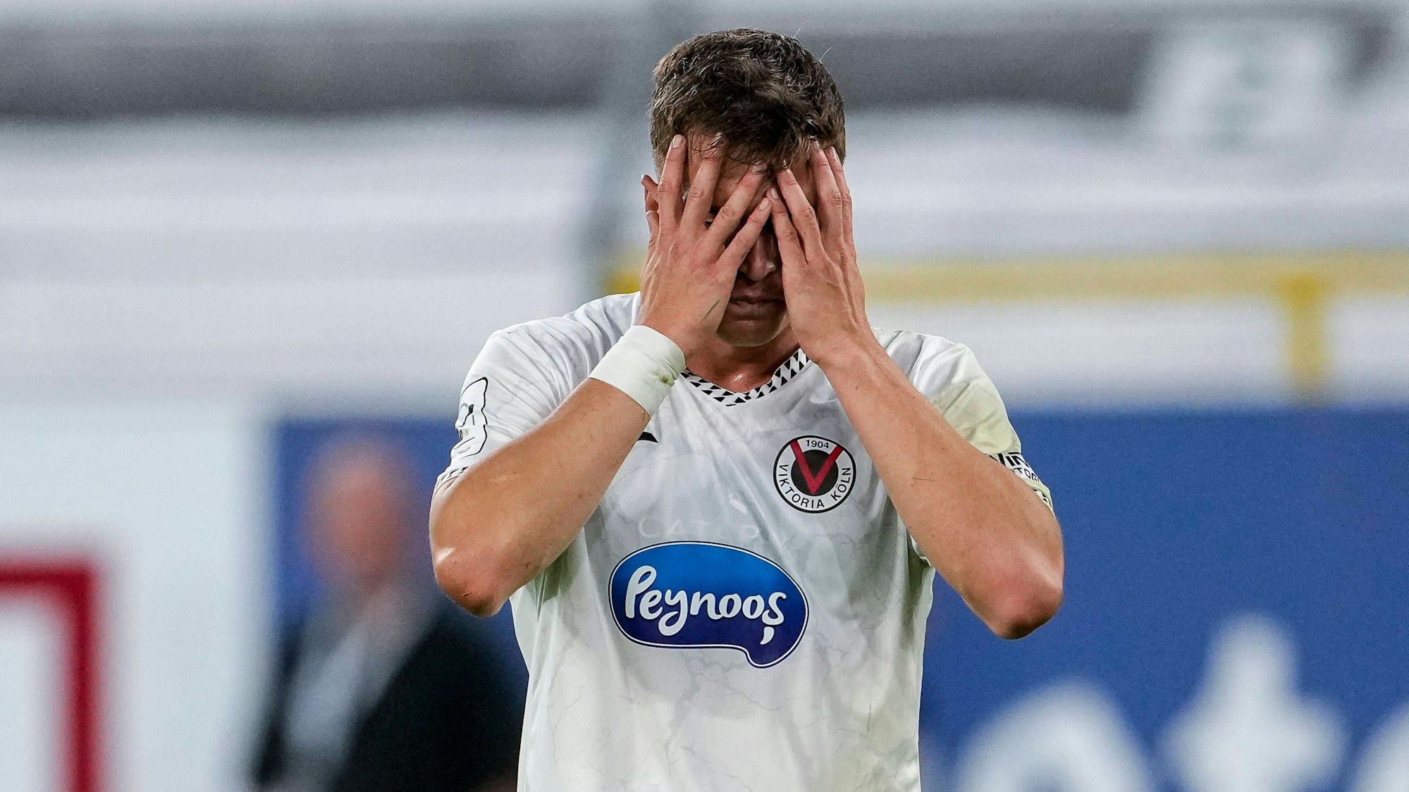 David Otto Viktoria, 10, Spieler vom FC Viktoria Köln 1904, enttäuscht schauend, Enttäuschung, Frustration, disappointed, pessimistisch, Einzelbild, Einzelfoto, Aktion, Action, 24.08.2025, Mannheim Deutschland, Fussball, 3. Liga, SV Waldhof Mannheim - FC Viktoria Köln, DFB/DFL REGULATIONS PROHIBIT ANY USE OF PHOTOGRAPHS AS IMAGE SEQUENCES AND/OR QUASI-VIDEO. *** David Otto Viktoria, 10 , Player of FC Viktoria Köln 1904, looking disappointed, disappointment, frustration, disappointed, pessimistic, single picture, single photo, action, action, 24 08 2025, Mannheim Germany , Football, 3 Liga, SV Waldhof Mannheim FC Viktoria Köln, DFB DFL REGULATIONS PROHIBIT ANY USE OF PHOTOGRAPHS AS IMAGE SEQUENCES AND OR QUASI VIDEO xozx